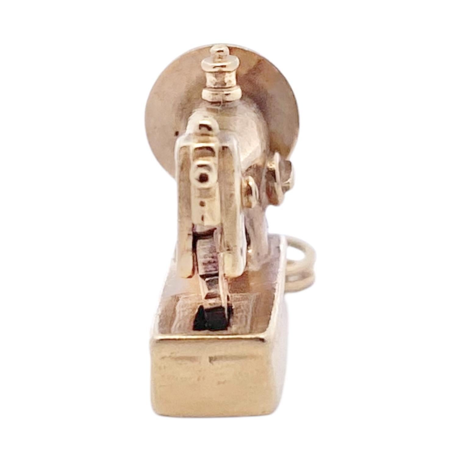 Vintage 14K Gold Sewing Machine Charm Pendant In Good Condition In Henderson, NV