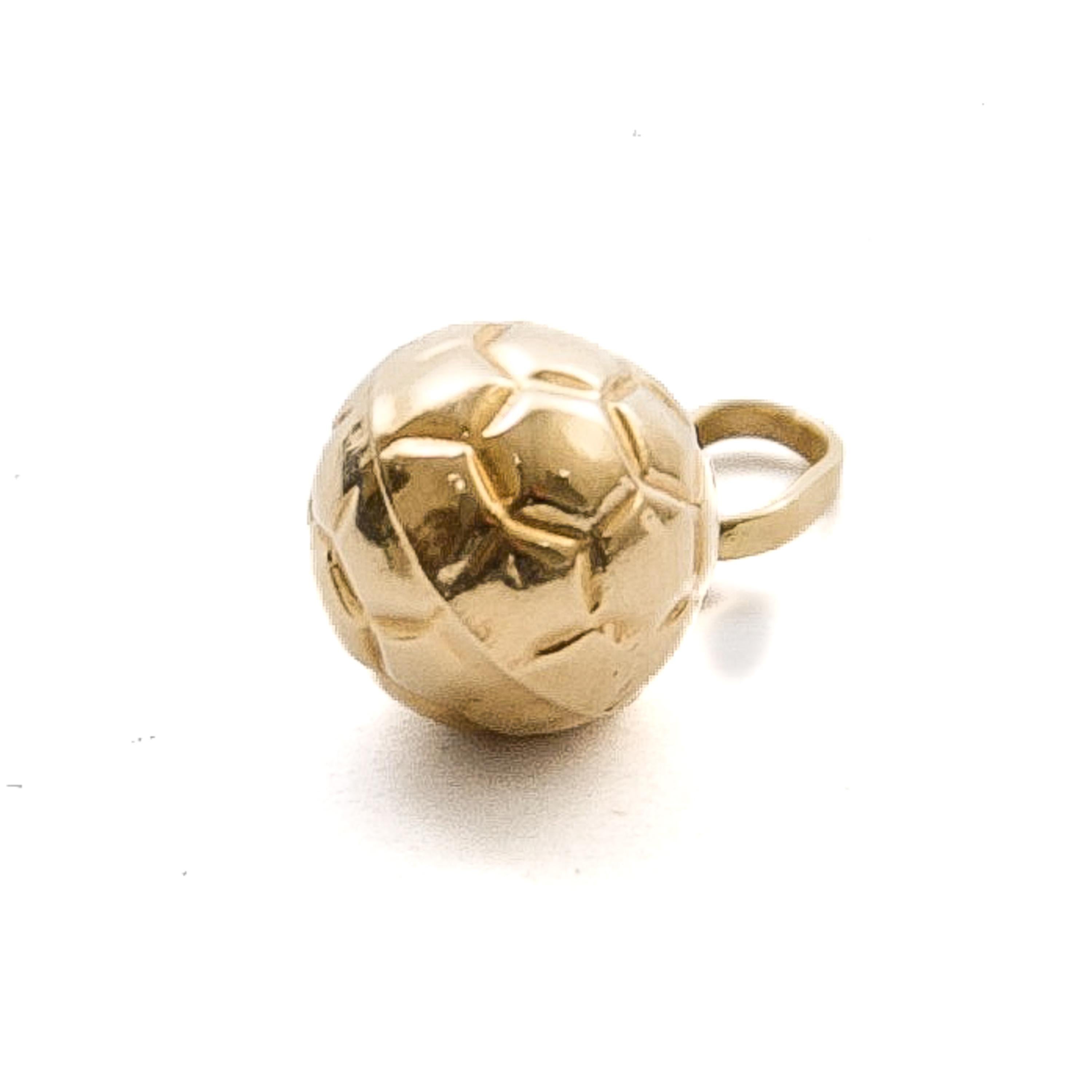 Ce charmant pendentif vintage en forme de ballon de football, réalisé en or 14 carats, est un hommage parfait au sport intemporel aimé dans le monde entier. Avec son design détaillé et sa taille compacte, c'est un accessoire idéal pour les
