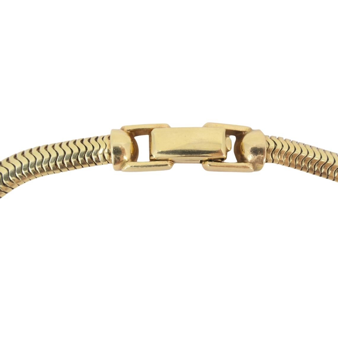 Una collana vintage con catena a serpente, realizzata in giallo 14k. u2028I link sono disposti a zig zag, creando una superficie fluida. Il suo aspetto pulito e continuo lo rende facile da indossare da solo, ma funziona bene anche come parte del tuo