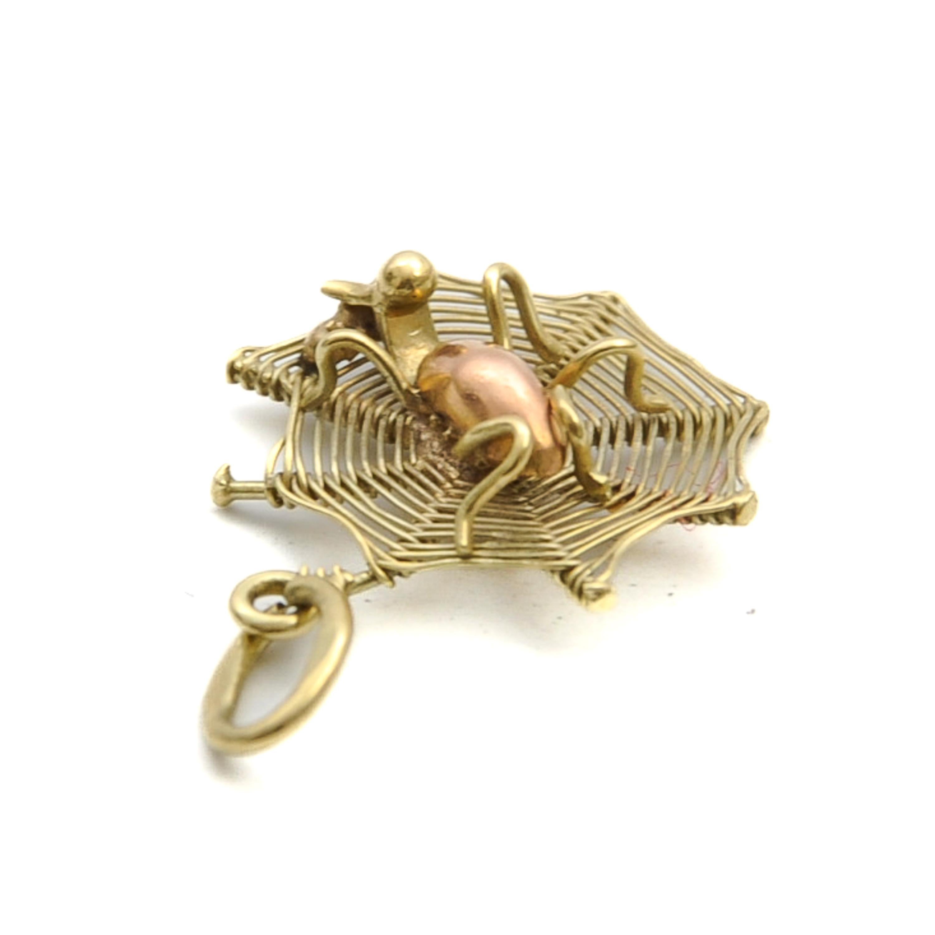 Vintage 14K Gold Spider Web Charm Pendant In Good Condition For Sale In Rotterdam, NL