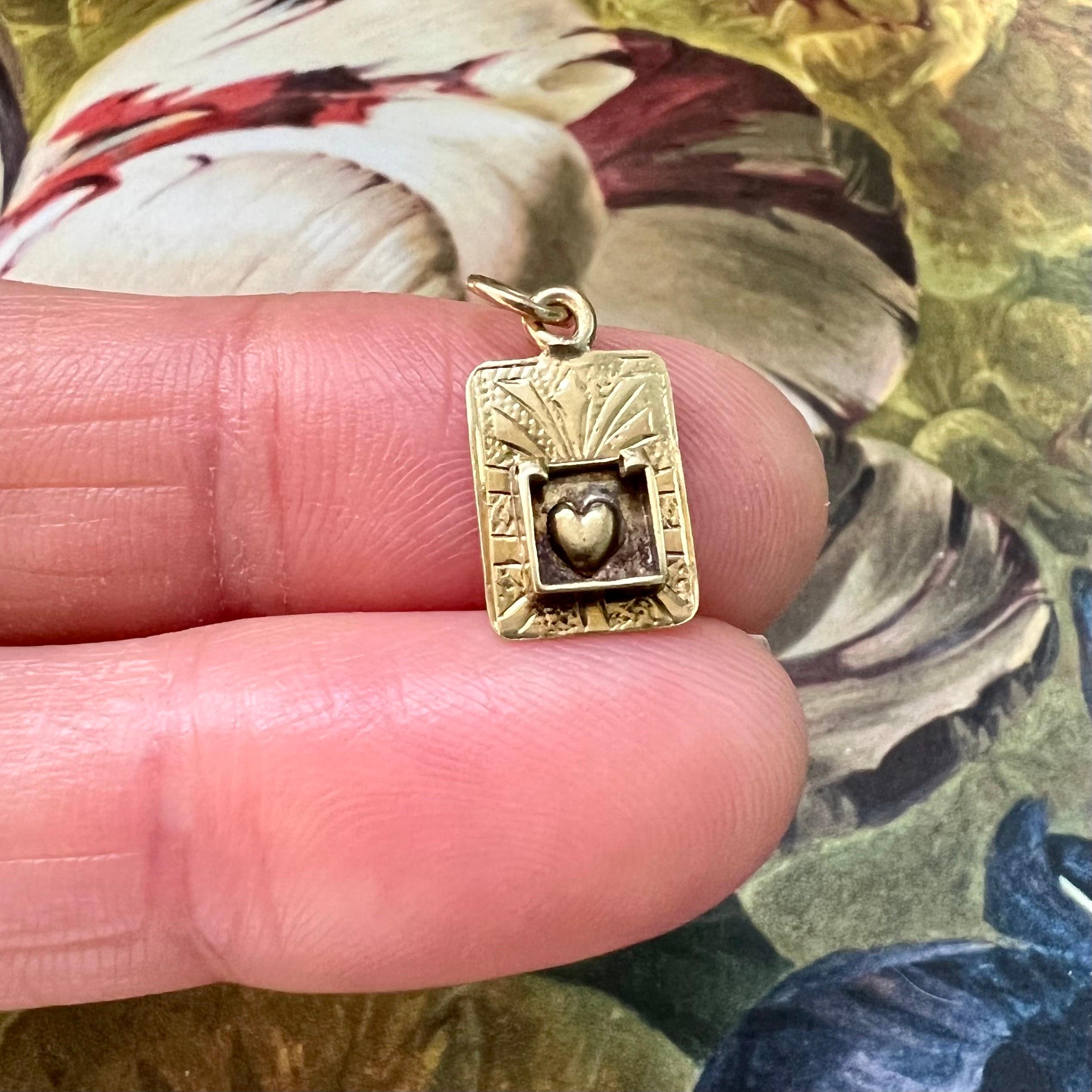 Ein Vintage Gold Sonnenschliff Herz Charme Anhänger. Der Herz-Charme mit Sonnenschliff ist wunderschön gestaltet und aus 14 Karat Gold gefertigt. Der Deckel der Schachtel, in der das Herz versteckt ist, ist leider nicht mehr vorhanden. Charms eignen