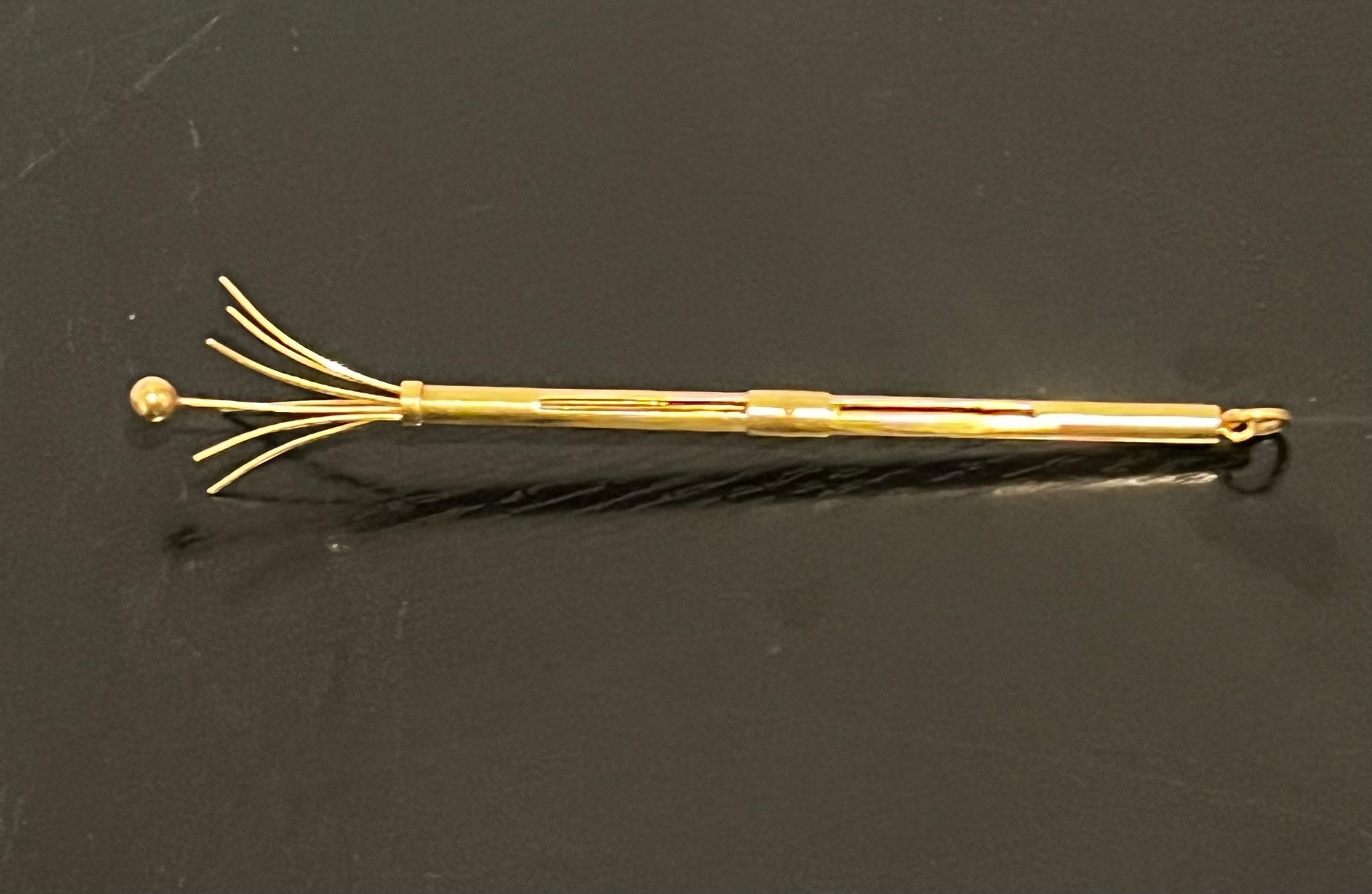 Novedad Swizzle Stick de oro de 14 quilates. Gran condición. Desgaste propio de la edad.

Mide 1/8