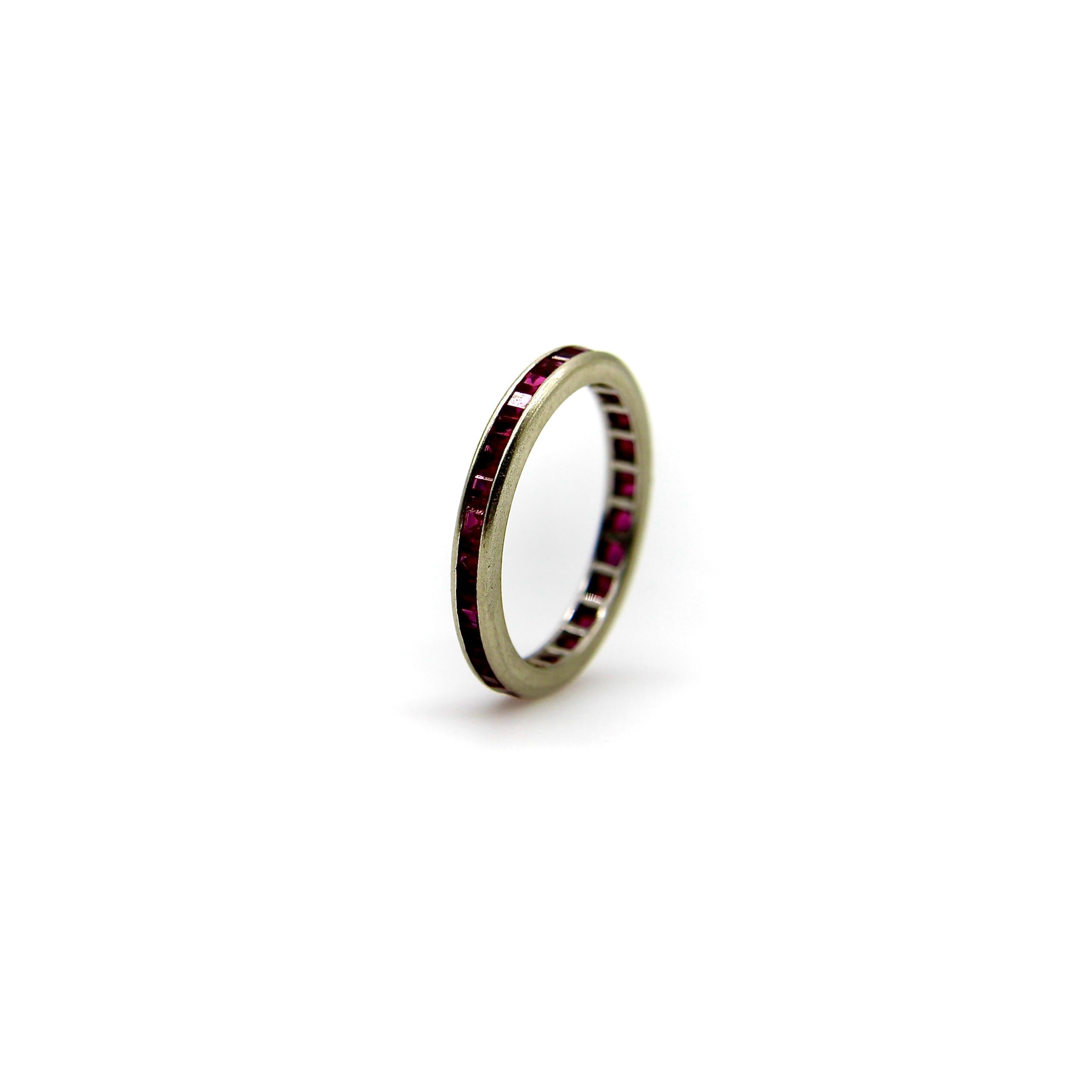  Vintage 14K Gold Synthetic Ruby Eternity Band In Good Condition For Sale In Venice, CA