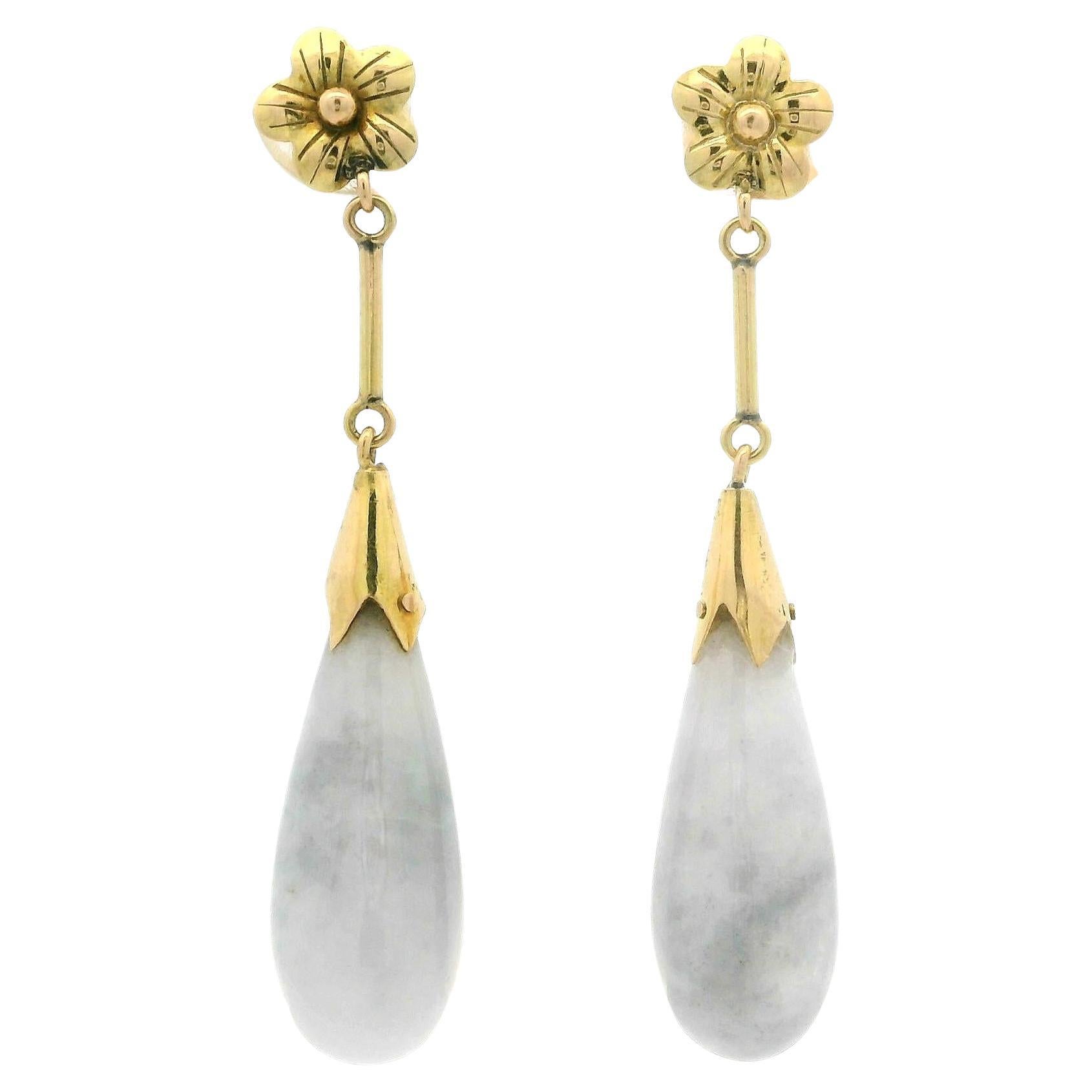 Orecchini a goccia d
epoca in oro 14k con giada lavanda screziata e fiore a penzoloni in vendita