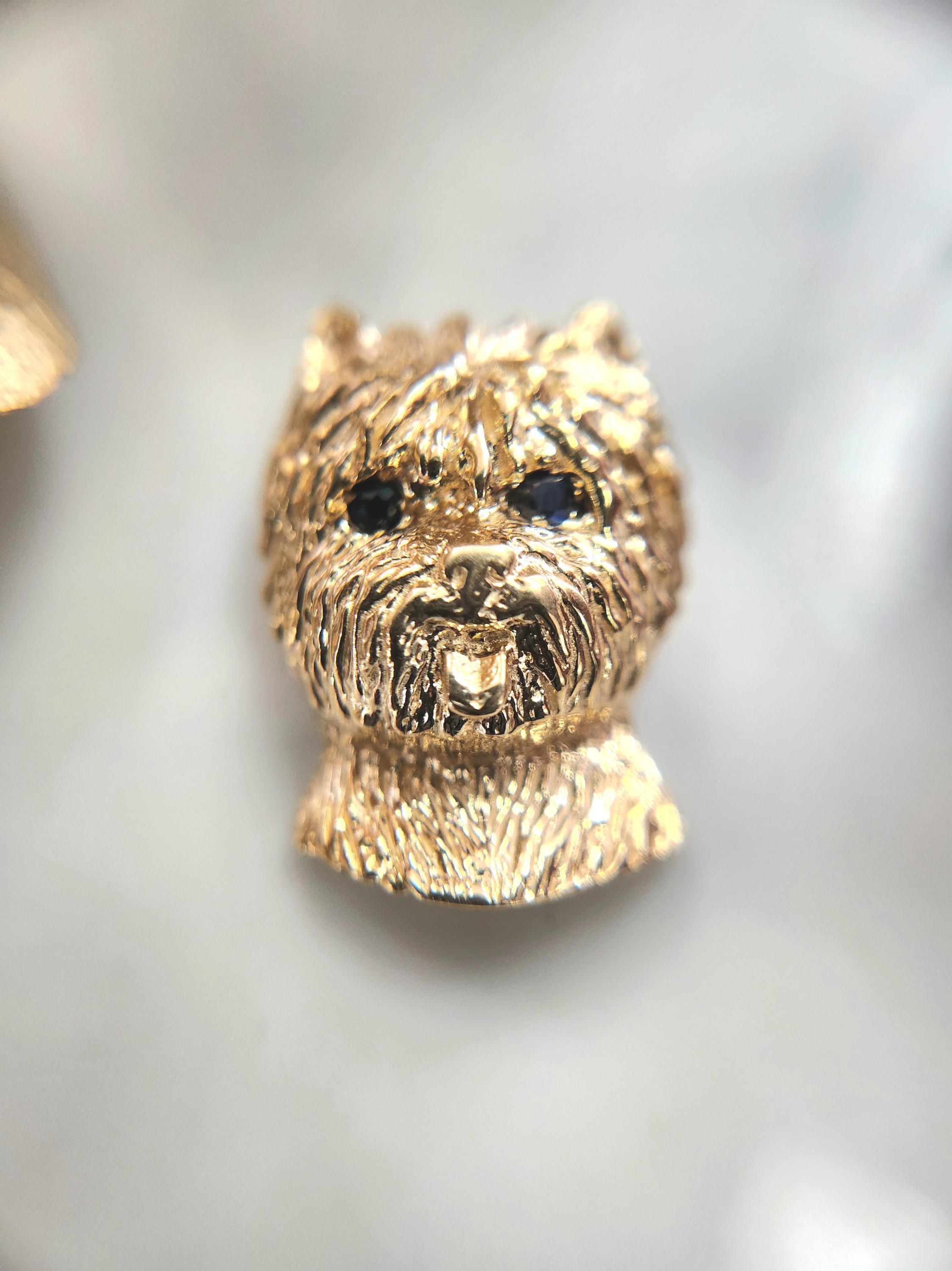 ¡Demuestra tu amor por tu enérgico e inteligente amigo peludo con este encantador colgante de terrier!

Detalles del diseño:
Este colgante presenta un detallado busto de terrier, elaborado íntegramente en oro macizo de 14 quilates.

Material: Oro