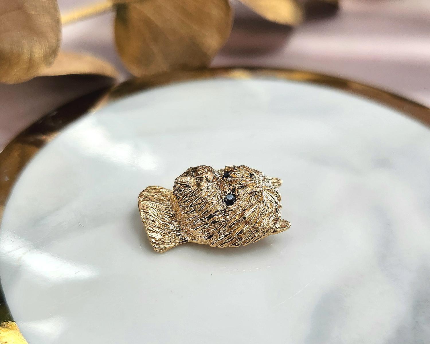 Colgante vintage de oro de 14 quilates con ojos de zafiro de perro Terrier Moderno en venta