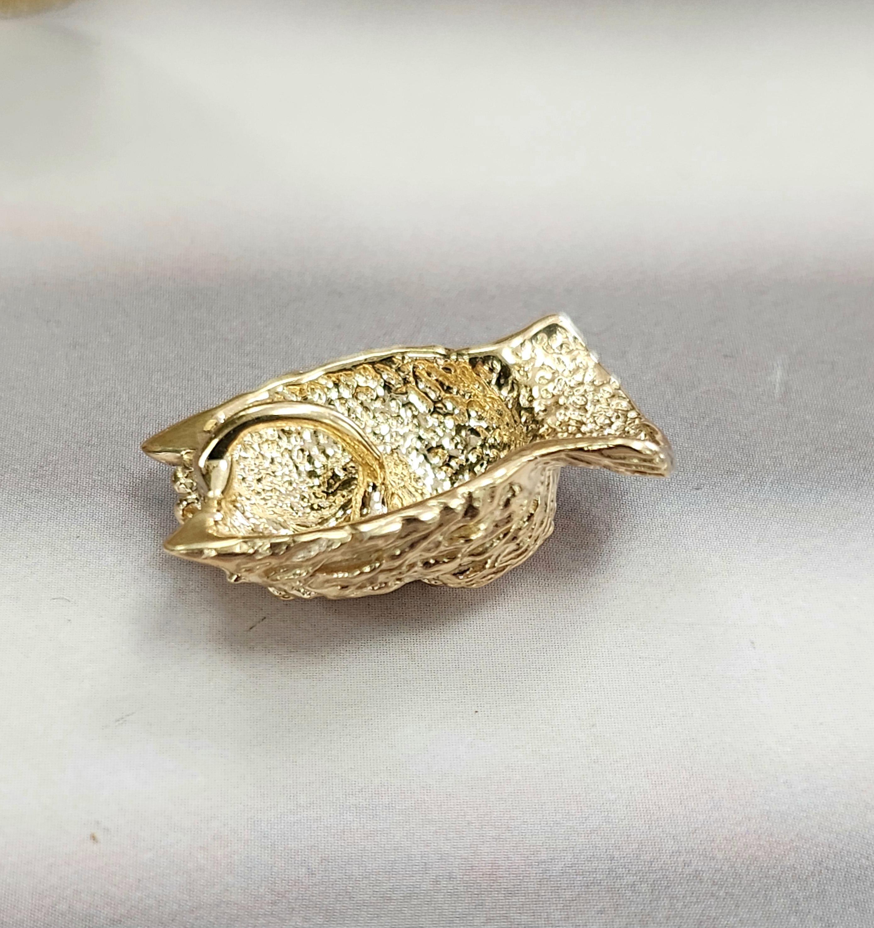 Colgante vintage de oro de 14 quilates con ojos de zafiro de perro Terrier Corte redondo en venta