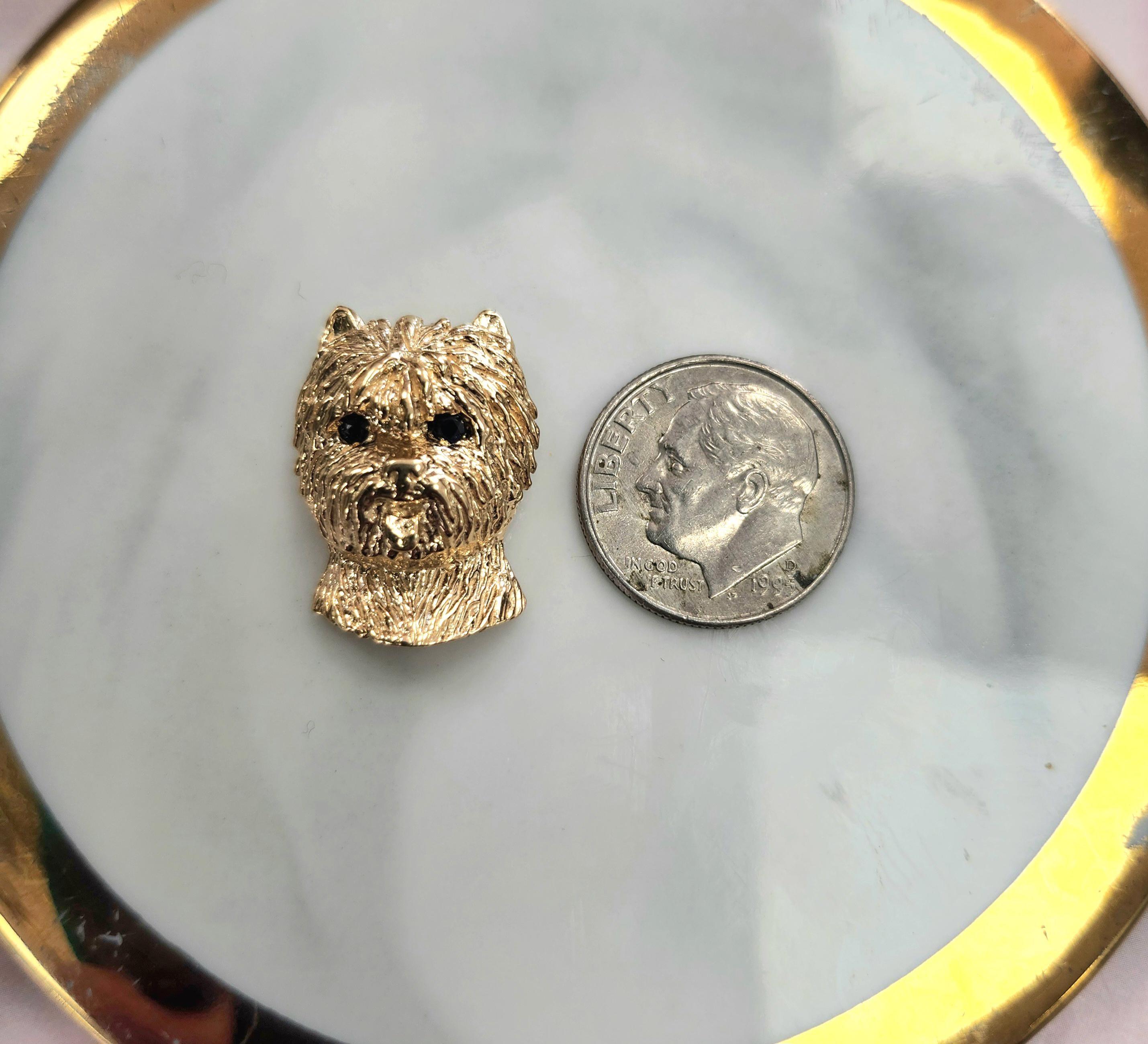 Colgante vintage de oro de 14 quilates con ojos de zafiro de perro Terrier en Bueno estado para la venta en Los Angeles, CA
