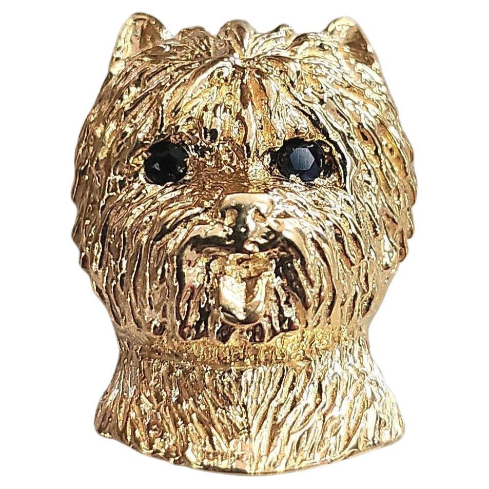 Colgante vintage de oro de 14 quilates con ojos de zafiro de perro Terrier en venta