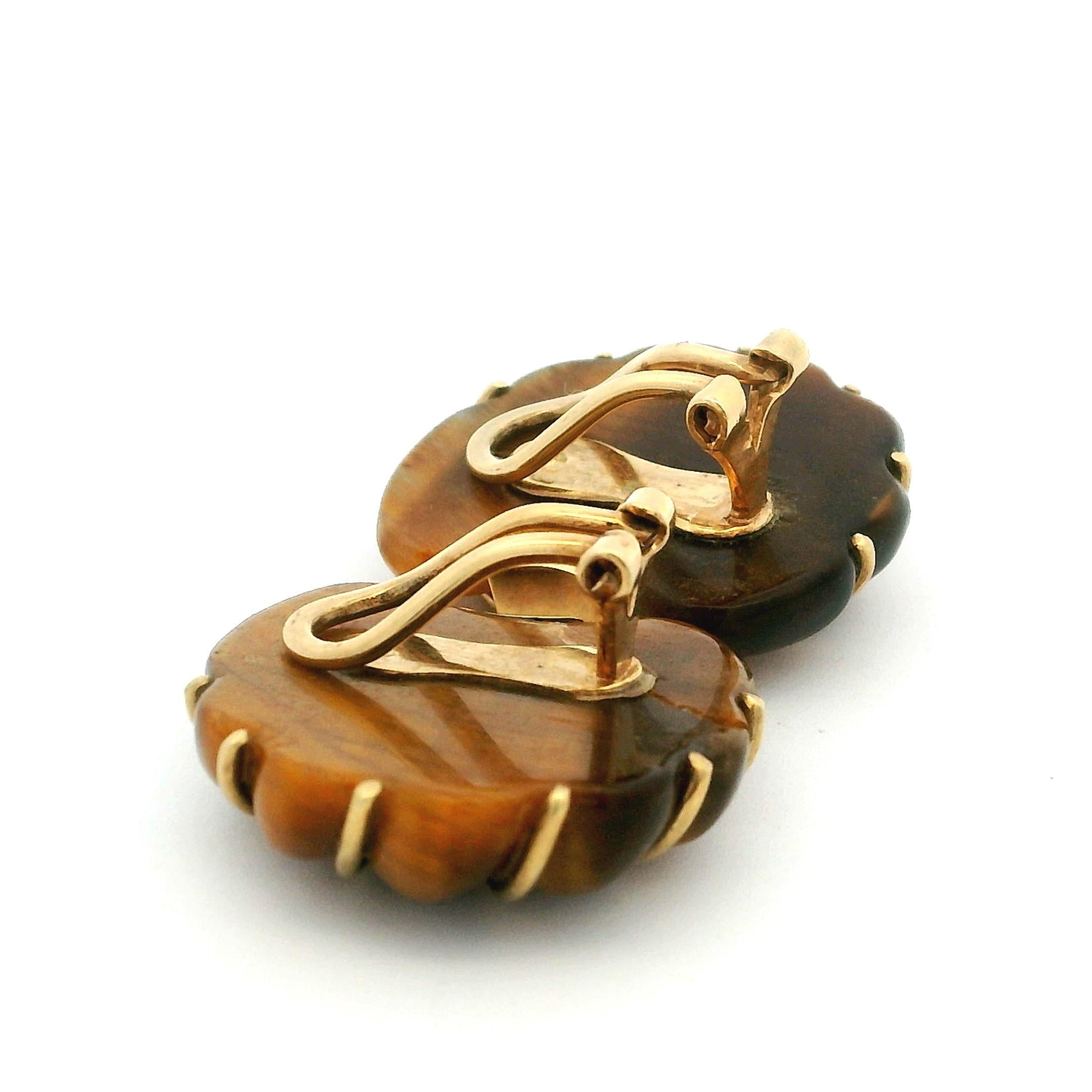 Boucles d'oreilles à clip en or 14K Oeil de Tigre sculpté, 14.03 Grammes en vente 4