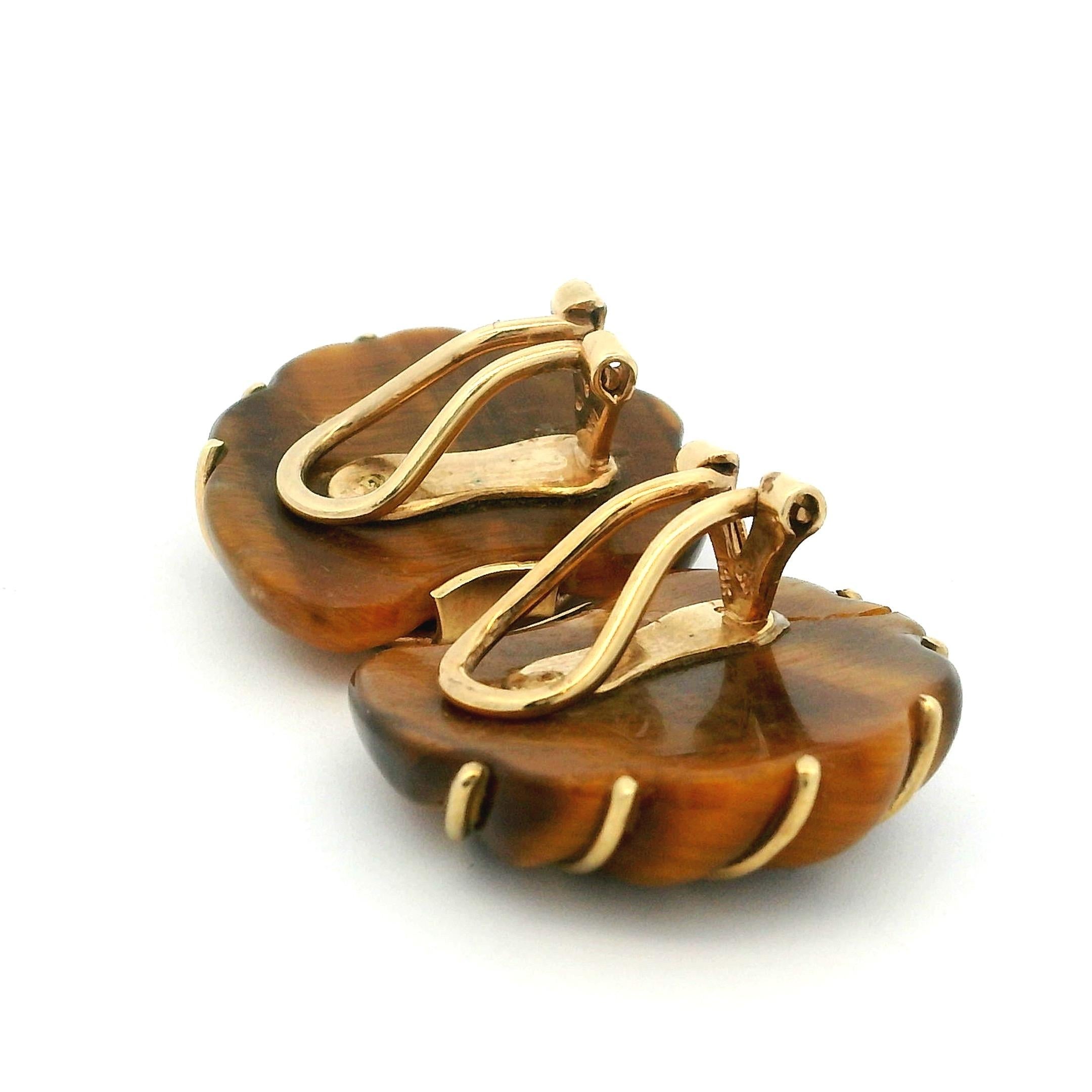 Boucles d'oreilles à clip en or 14K Oeil de Tigre sculpté, 14.03 Grammes en vente 5