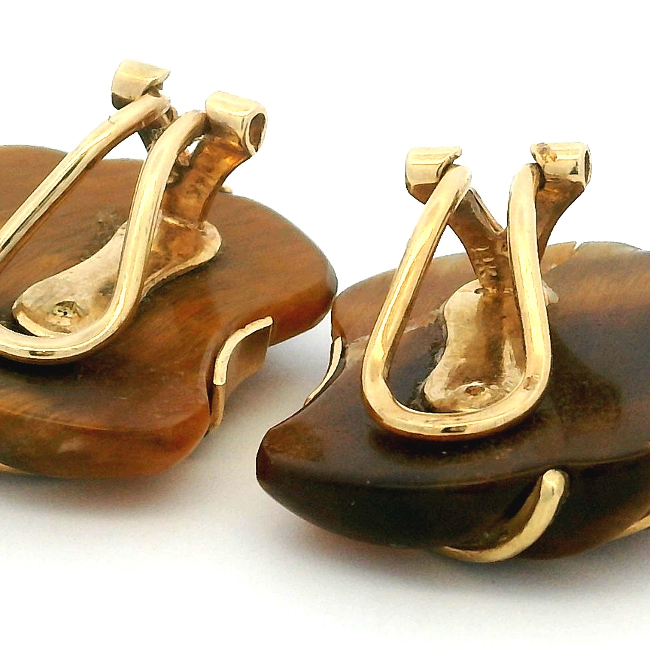 Boucles d'oreilles à clip en or 14K Oeil de Tigre sculpté, 14.03 Grammes en vente 6
