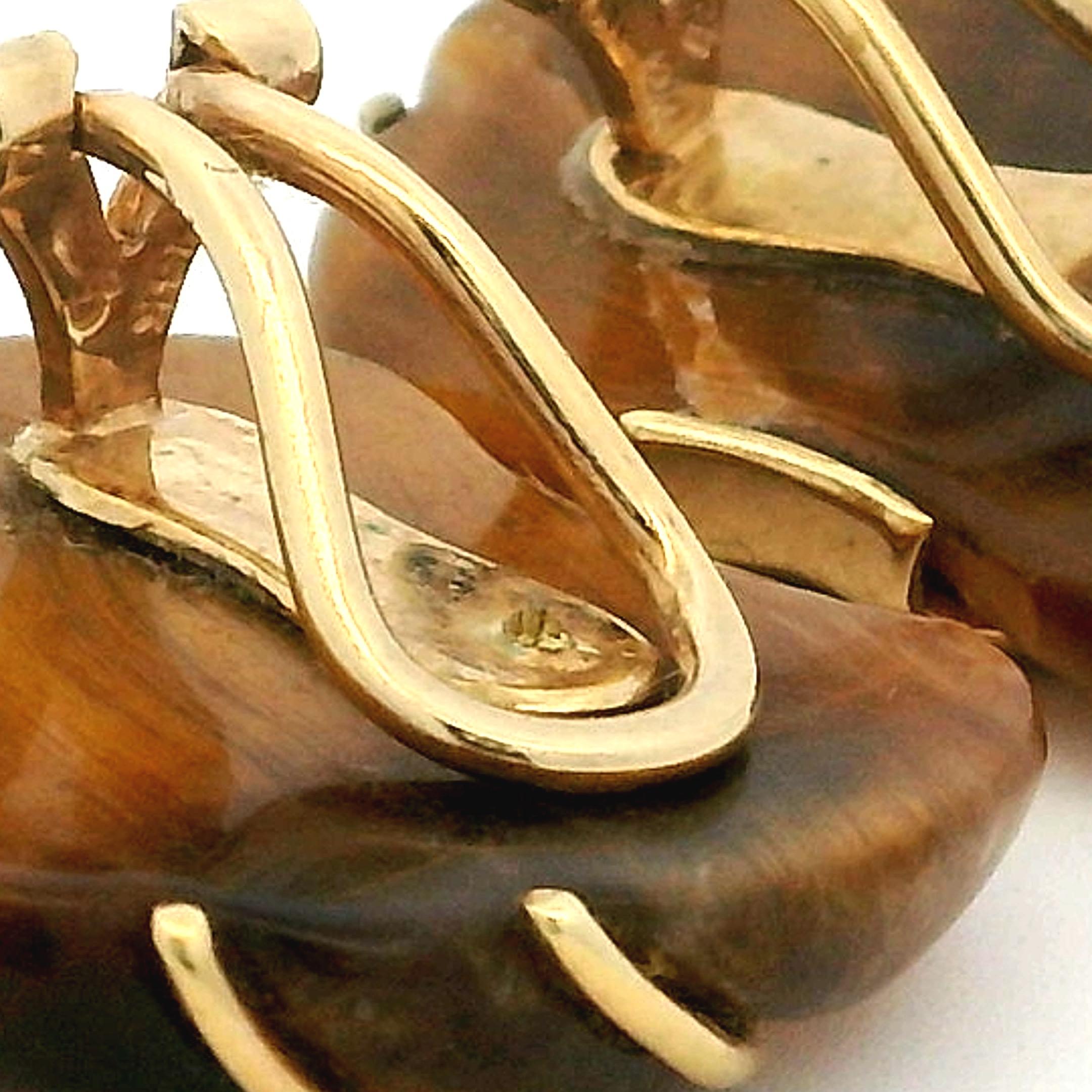 Boucles d'oreilles à clip en or 14K Oeil de Tigre sculpté, 14.03 Grammes en vente 7