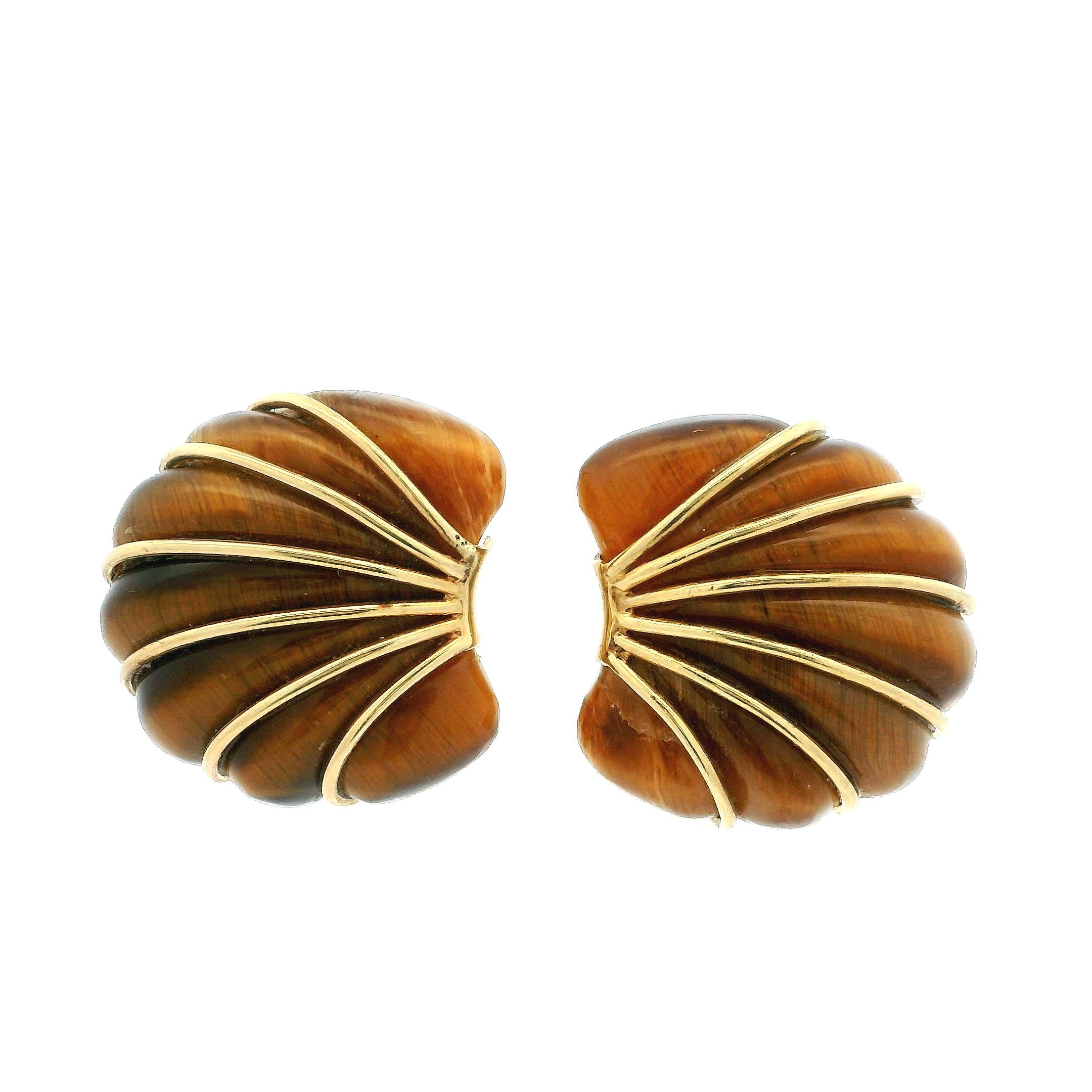 Une paire sophistiquée de boucles d'oreilles vintage en forme de dôme sculpté, avec des pierres précieuses œil de tigre richement baguées, montées en or jaune 14K. L'œil de tigre présente une chaude chatoyance brun doré, rehaussée par des détails
