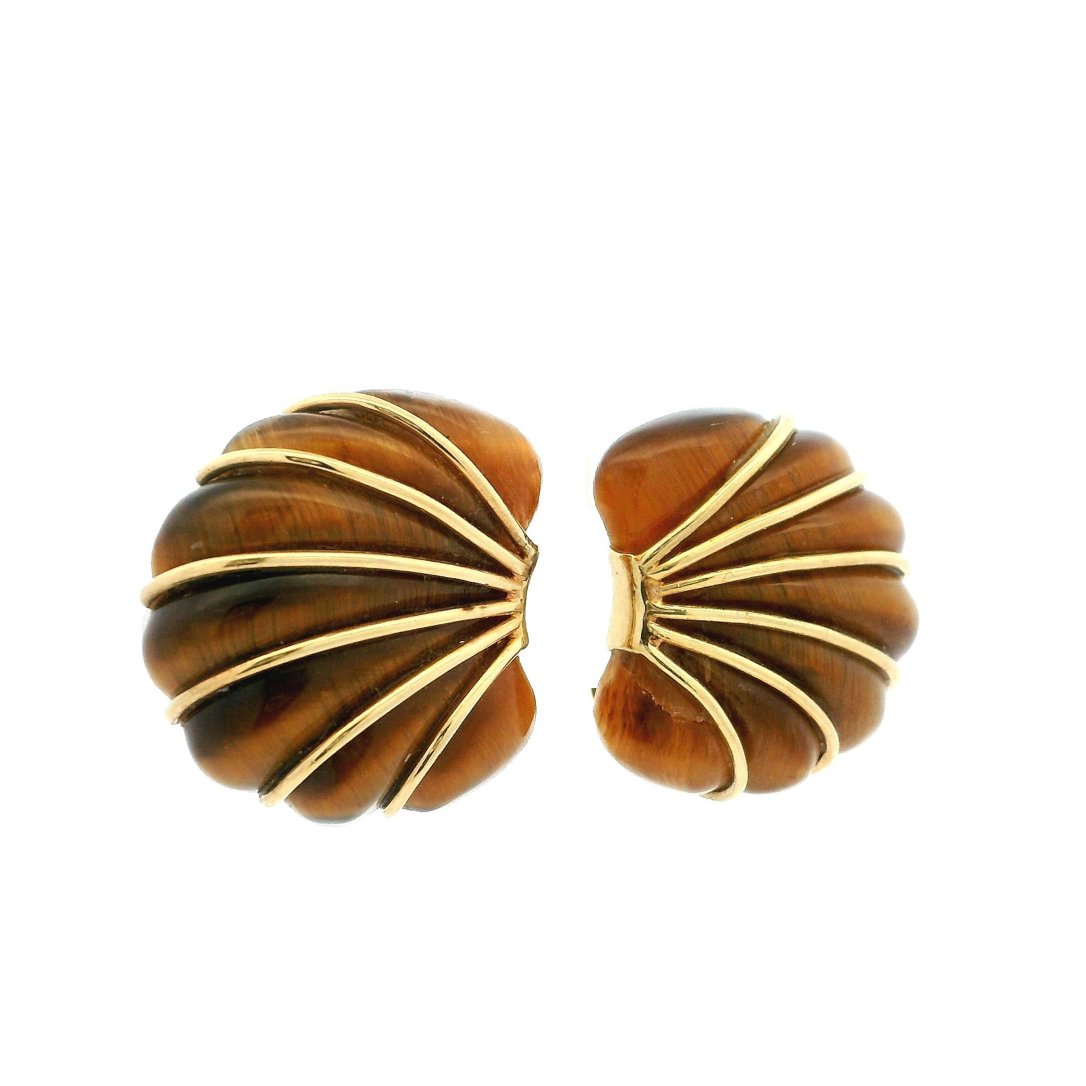 Rétro Boucles d'oreilles à clip en or 14K Oeil de Tigre sculpté, 14.03 Grammes en vente