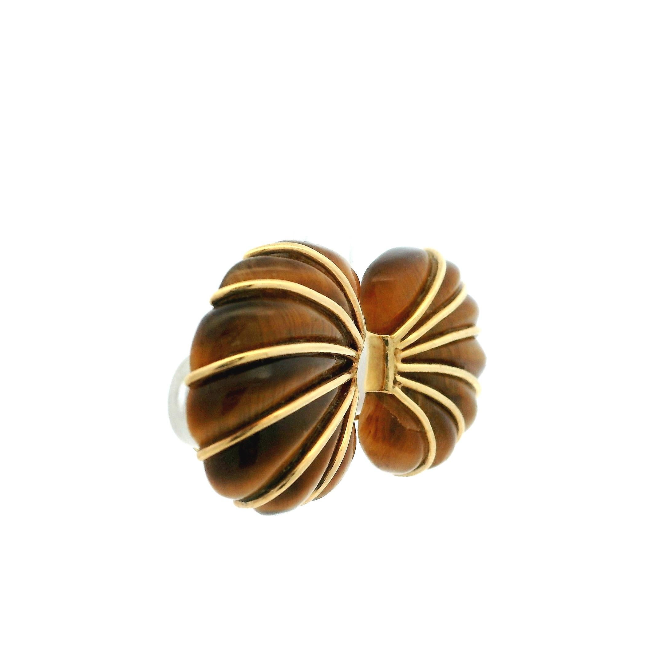 Taille cabochon Boucles d'oreilles à clip en or 14K Oeil de Tigre sculpté, 14.03 Grammes en vente