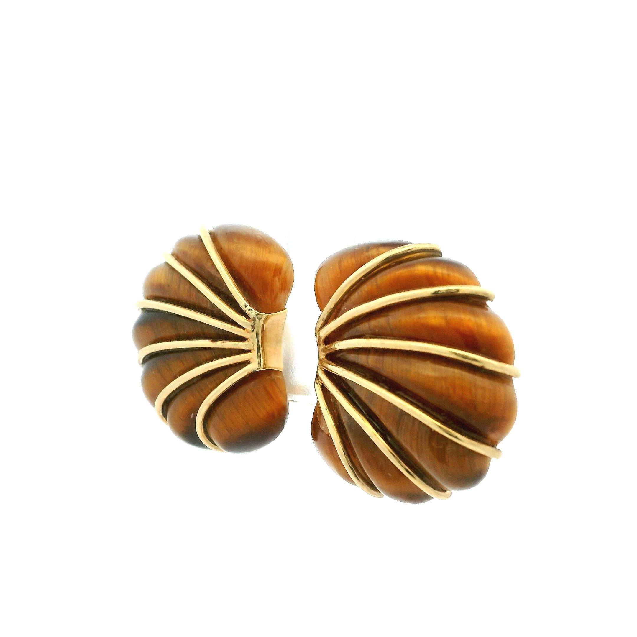 Boucles d'oreilles à clip en or 14K Oeil de Tigre sculpté, 14.03 Grammes en vente 1