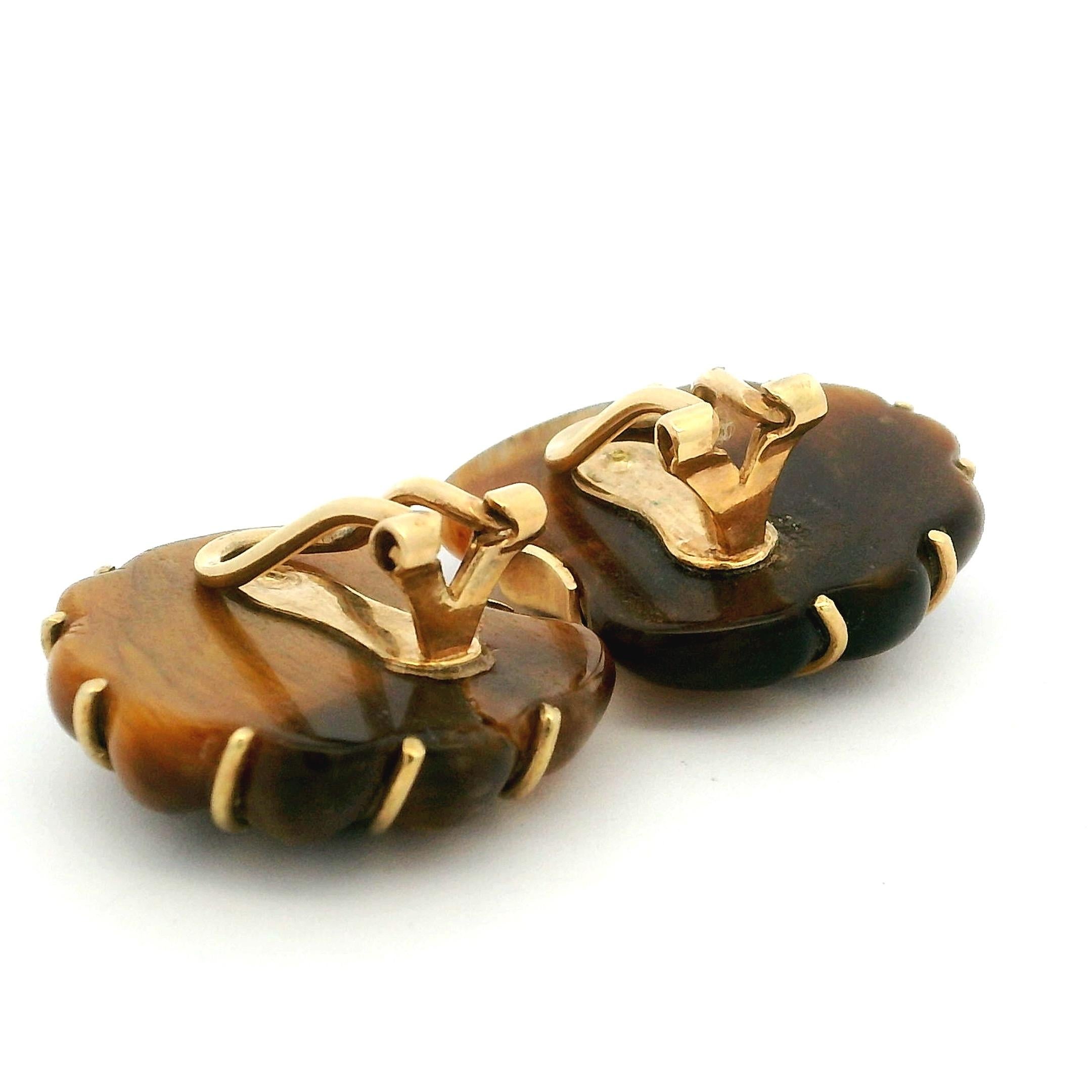 Boucles d'oreilles à clip en or 14K Oeil de Tigre sculpté, 14.03 Grammes en vente 3