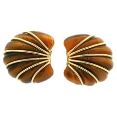 Boucles d'oreilles à clip en or 14K Oeil de Tigre sculpté, 14.03 Grammes