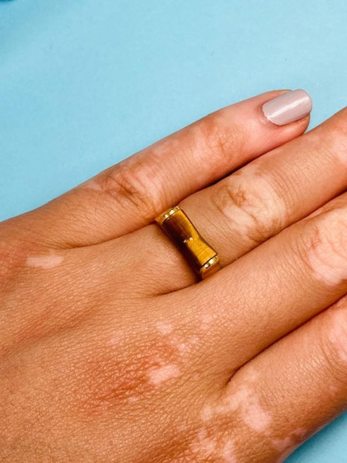 Vintage 14k Gold Tiger's Eye Chevron Ring One-of-a-kind

Dieser Goldring im Vintage-Stil mit einzigartigem Tigeraugen-Design ist das perfekte Accessoire für jeden Look. Das kaleidoskopische Tigerauge hat einen coolen Effekt und dieser einmalige Ring