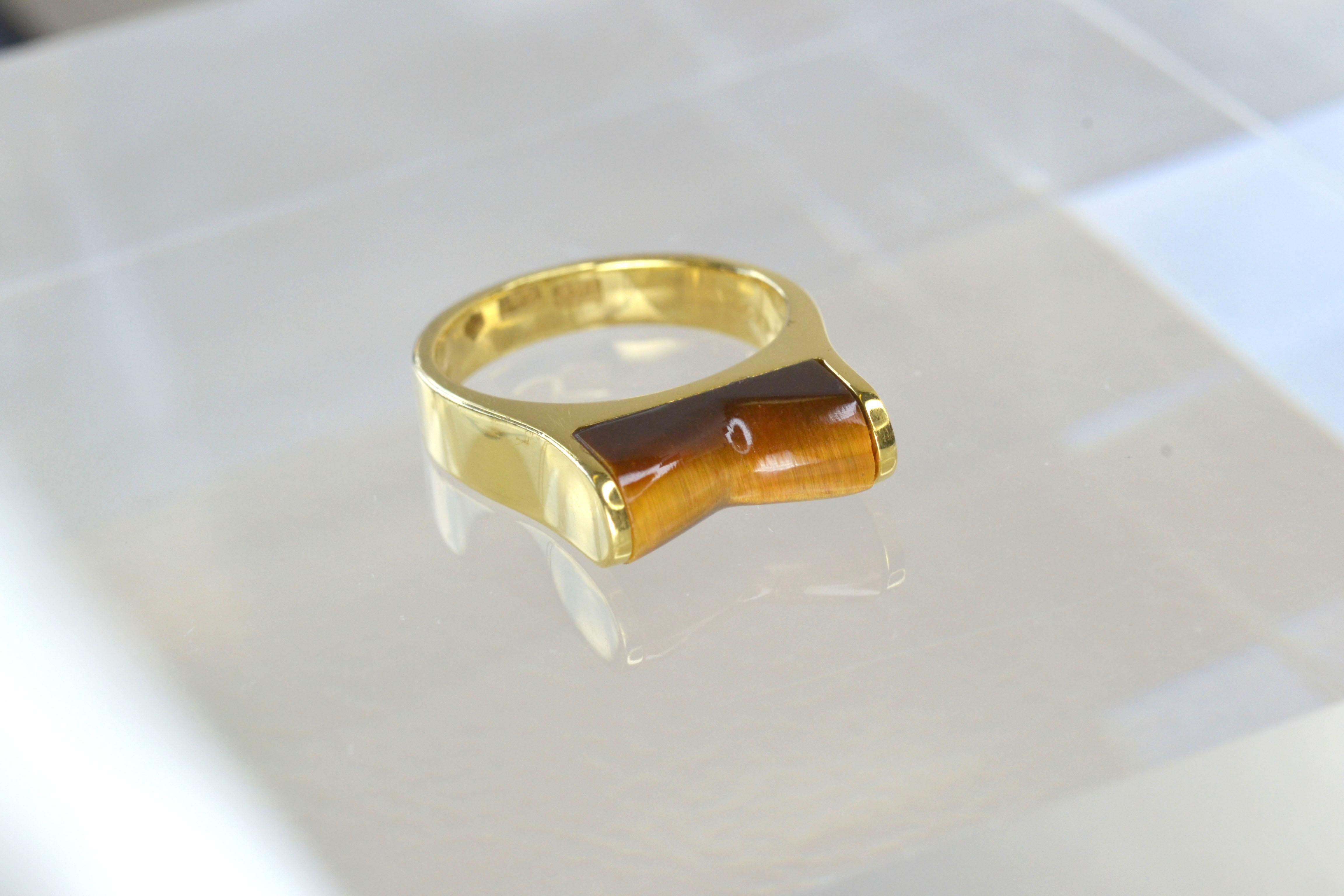Einzigartiger Chevron-Ring aus 14 Karat Gold mit Tigerauge (Revival) im Angebot