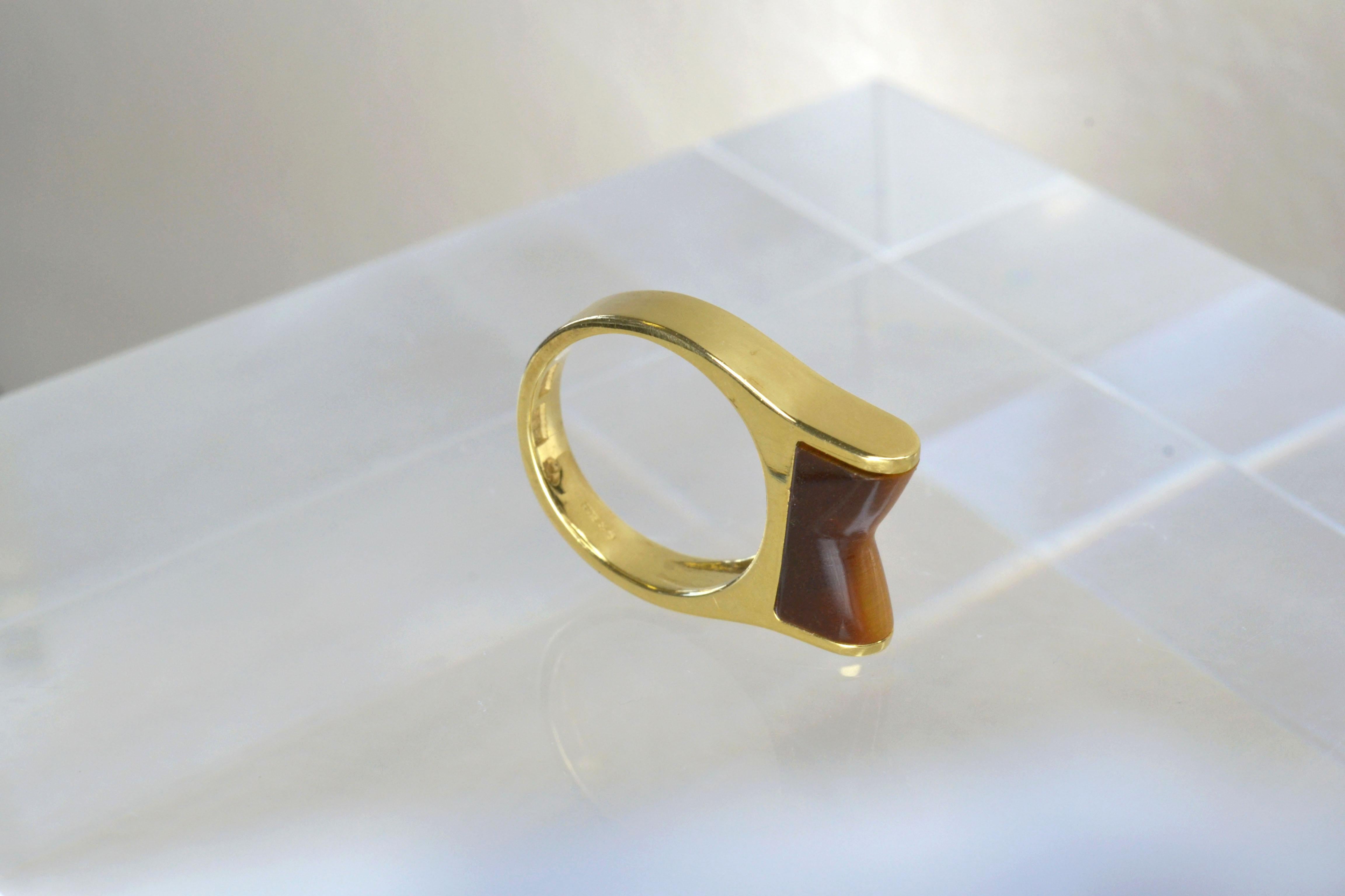 Einzigartiger Chevron-Ring aus 14 Karat Gold mit Tigerauge (Gemischter Schliff) im Angebot