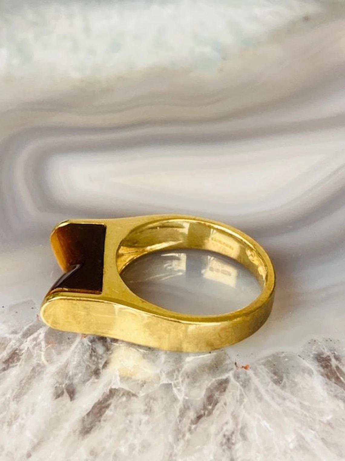 Einzigartiger Chevron-Ring aus 14 Karat Gold mit Tigerauge im Zustand „Gut“ im Angebot in London, GB