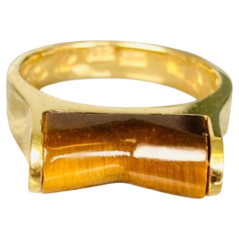 Einzigartiger Chevron-Ring aus 14 Karat Gold mit Tigerauge im Angebot