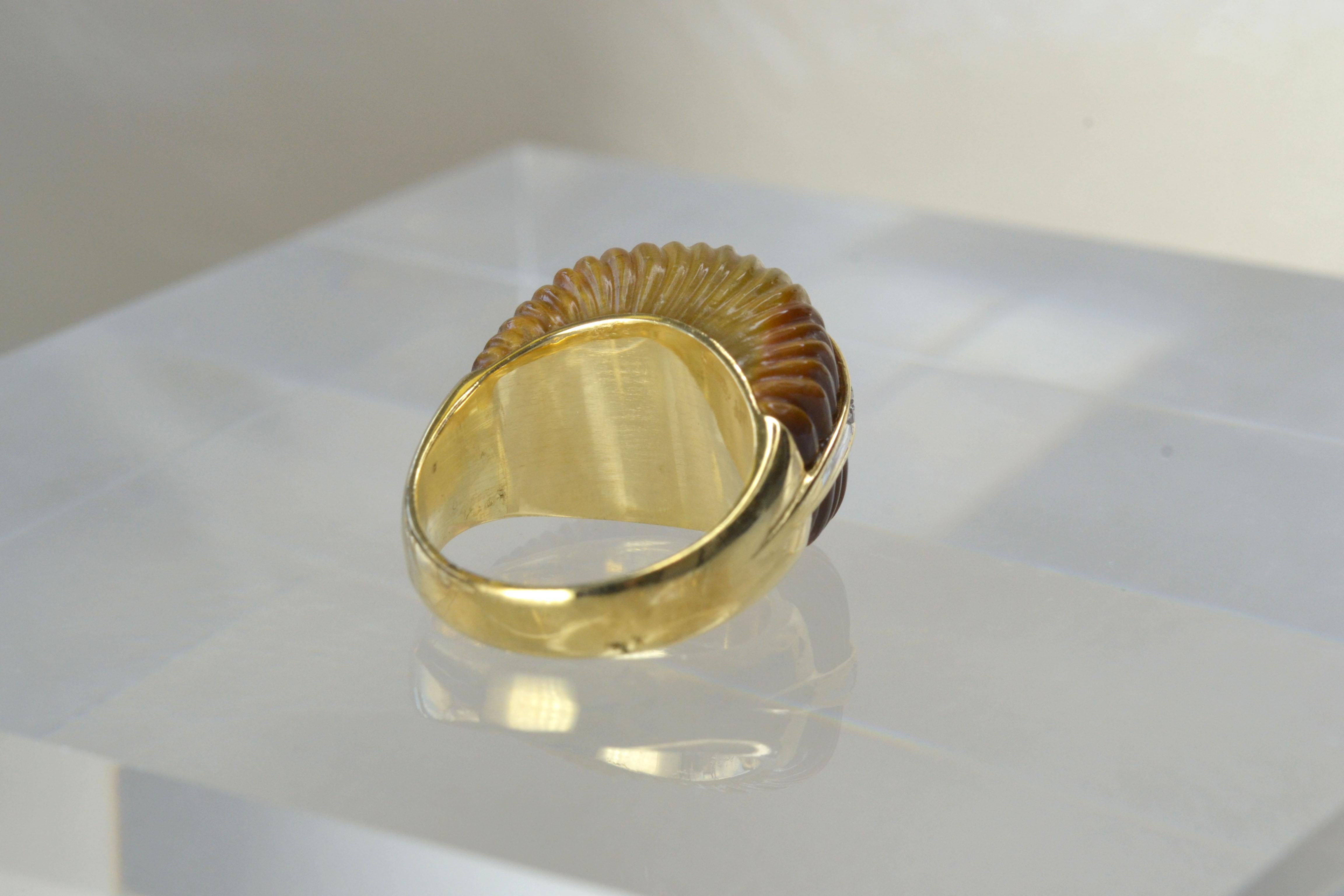 Taille cabochon Vintage 14k Gold Tiger's Eye Scalloped Ring One-of-a-kind en vente