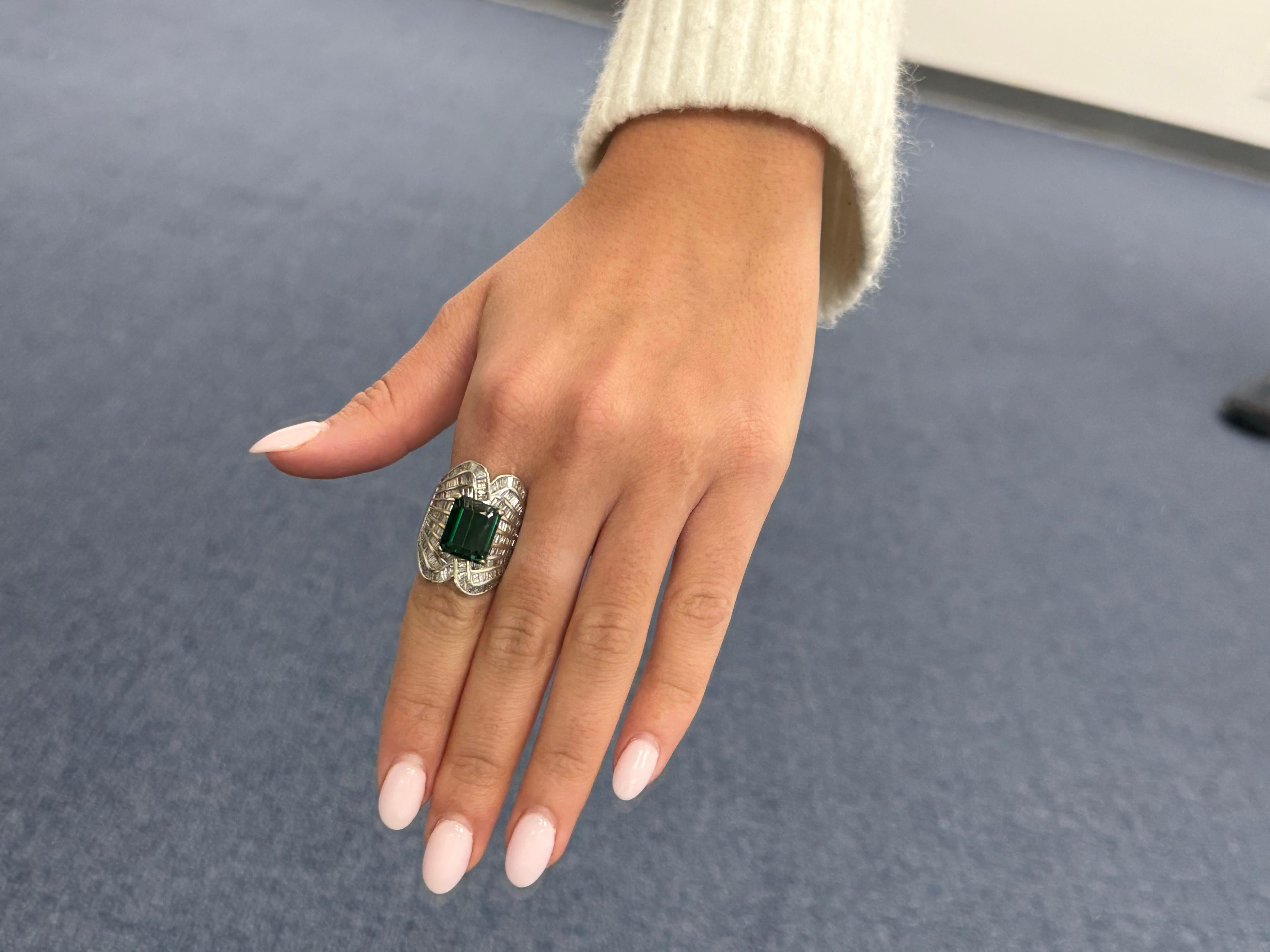 Cette bague de cocktail vintage, spectaculaire et sculpturale, a été réalisée en or 14 carats. Elle est ornée d'une tourmaline verte taille émeraude d'un poids approximatif de 5,71 carats. La pierre précieuse d'un vert éclatant est encadrée d'un