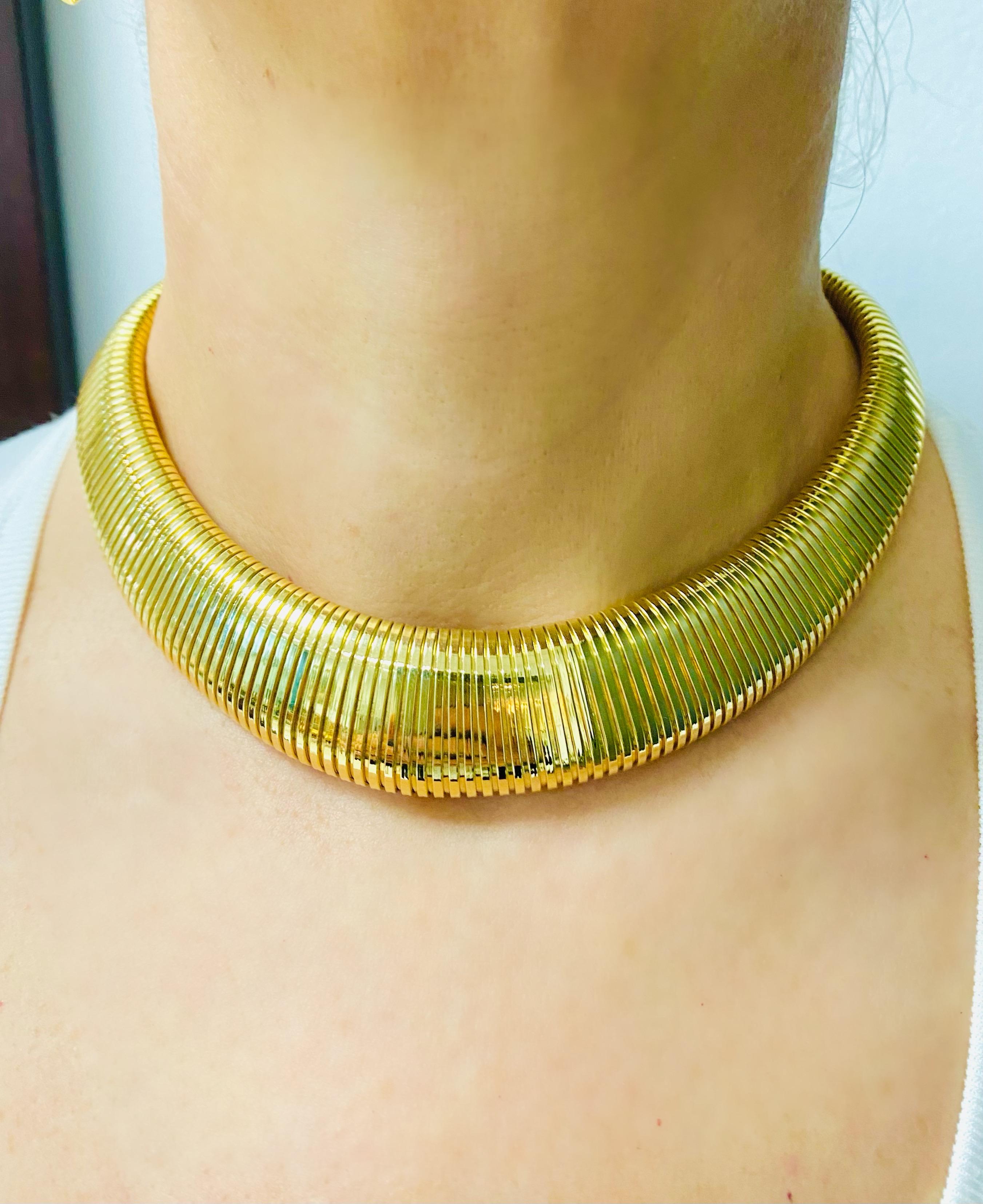 A stunning vintage Tubogas necklace made of 14k gold.
A distinctive aesthetic of Tubogas was obtained from the gas pipes design. Bulgari adopted this look in 1940s with the help of Carlo Weingrill, who contributed his designer’s vision to the cause.
