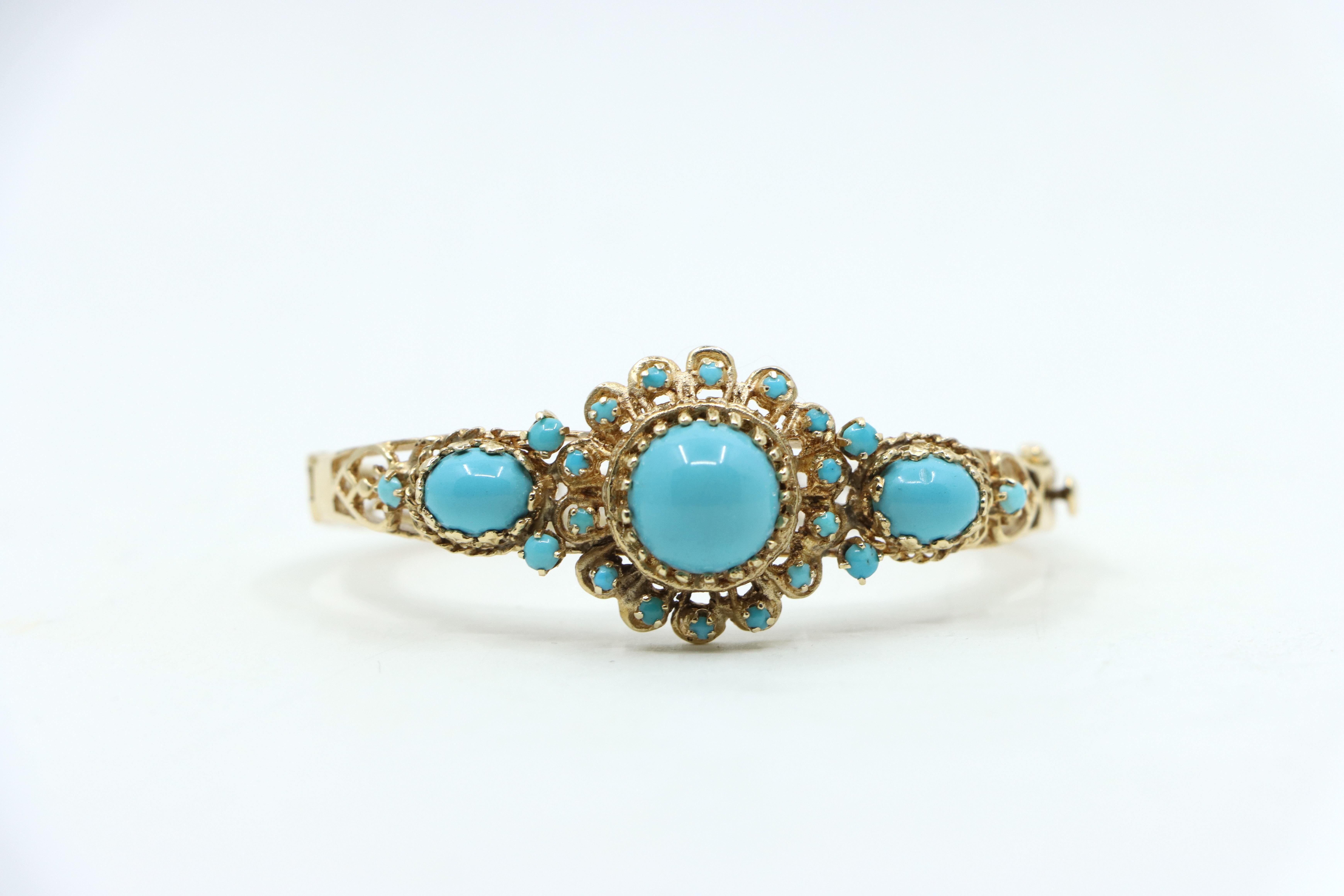 Vintage 14K Gold Turquoise Cabochon Bracelet In Good Condition For Sale In Flushing, NY