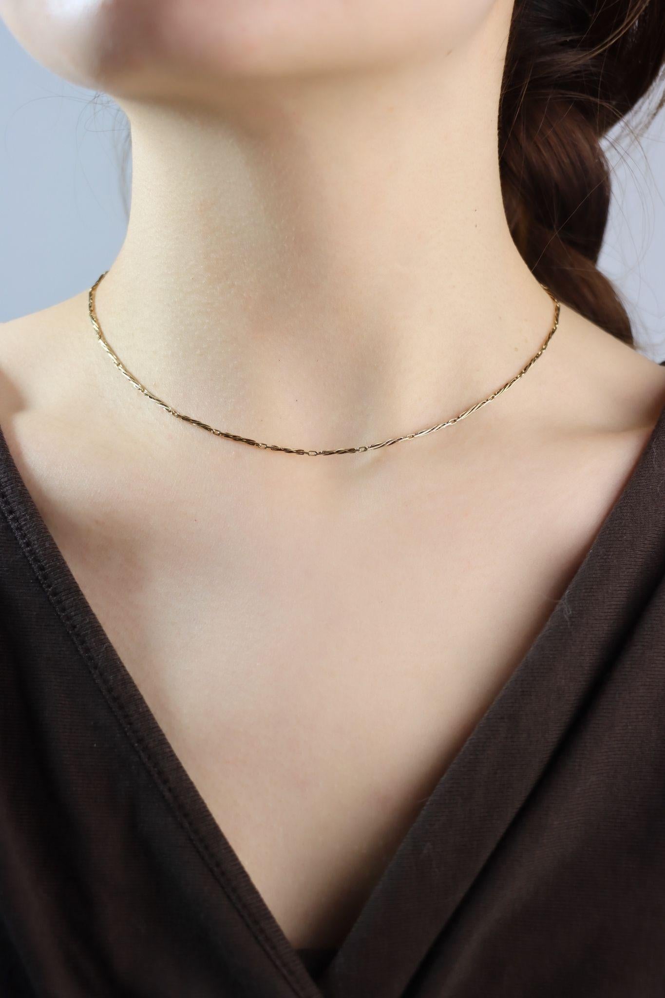 Vintage 14K Gold Twist Kette Halskette

Ungefähre Abmessungen:
40,5 cm (Länge) 
0,8 cm (Breite)
0,2 cm (Kette)
5,3 Gramm Gewicht.