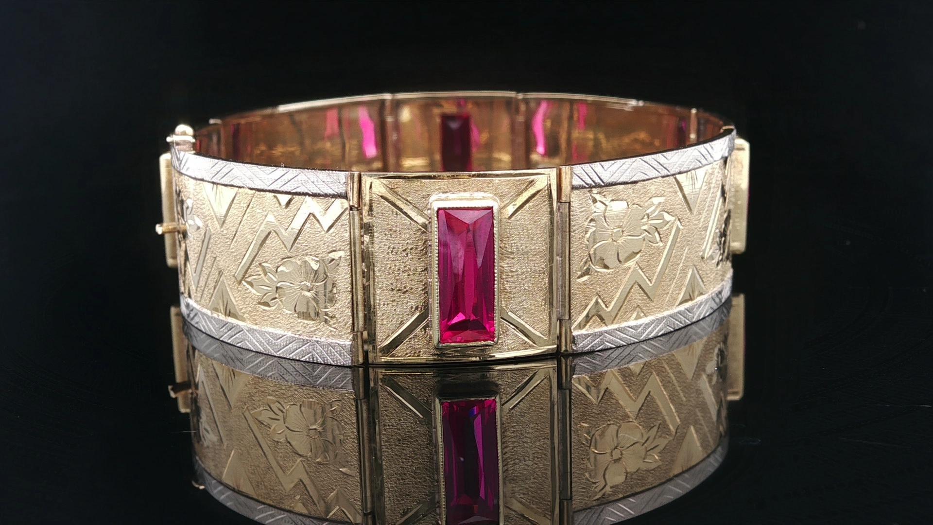 Vintage 14k Gold Vivid Pink Stones Wide 17.2mm Hand graviert Panel Link Armband im Angebot 1