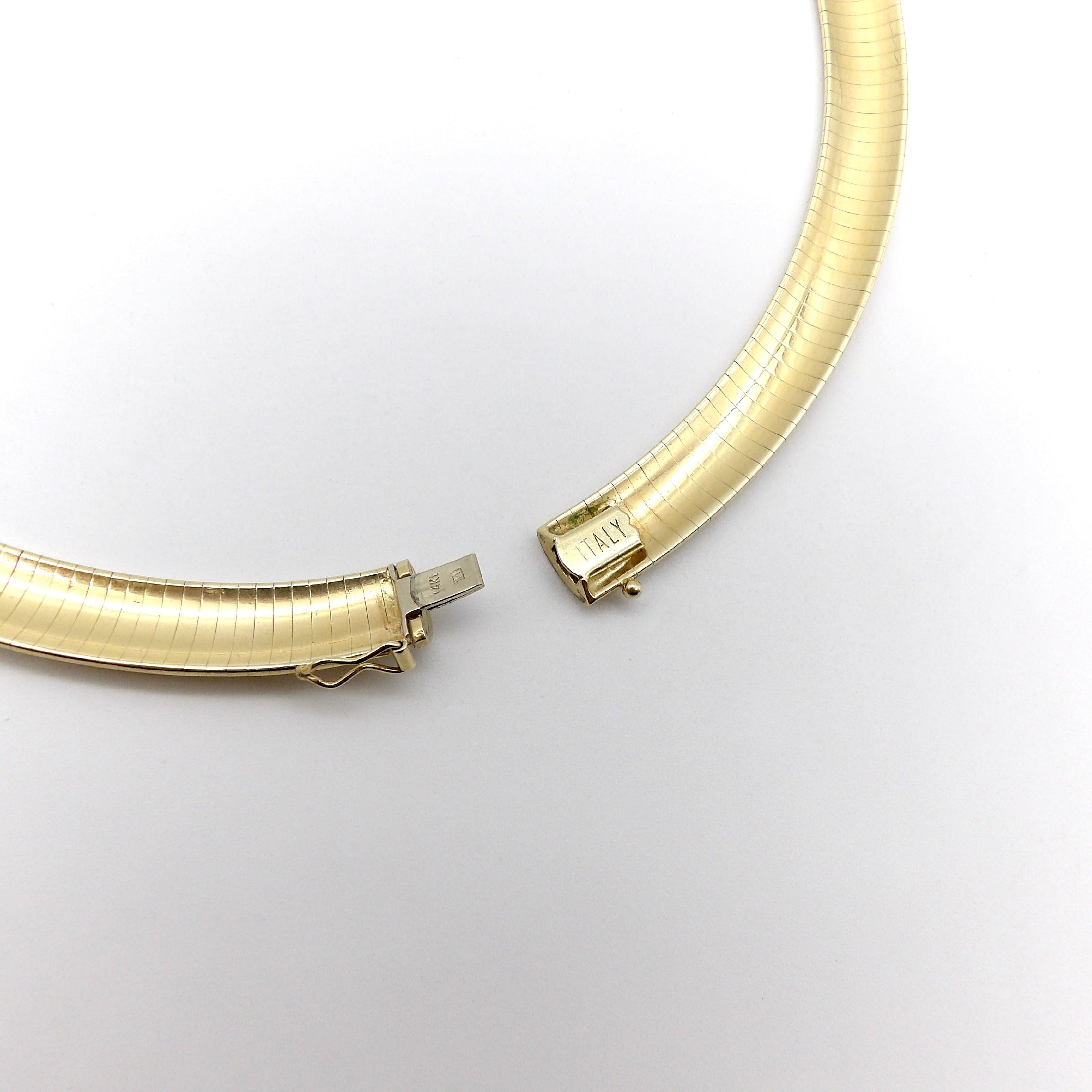 Aussi élégant aujourd'hui qu'il l'était dans les années 1980, ce large collier à maillons oméga offre un style épuré et élégant. Il présente des lignes épurées et sophistiquées et sa profondeur demi-ronde lui confère une subtile tridimensionnalité