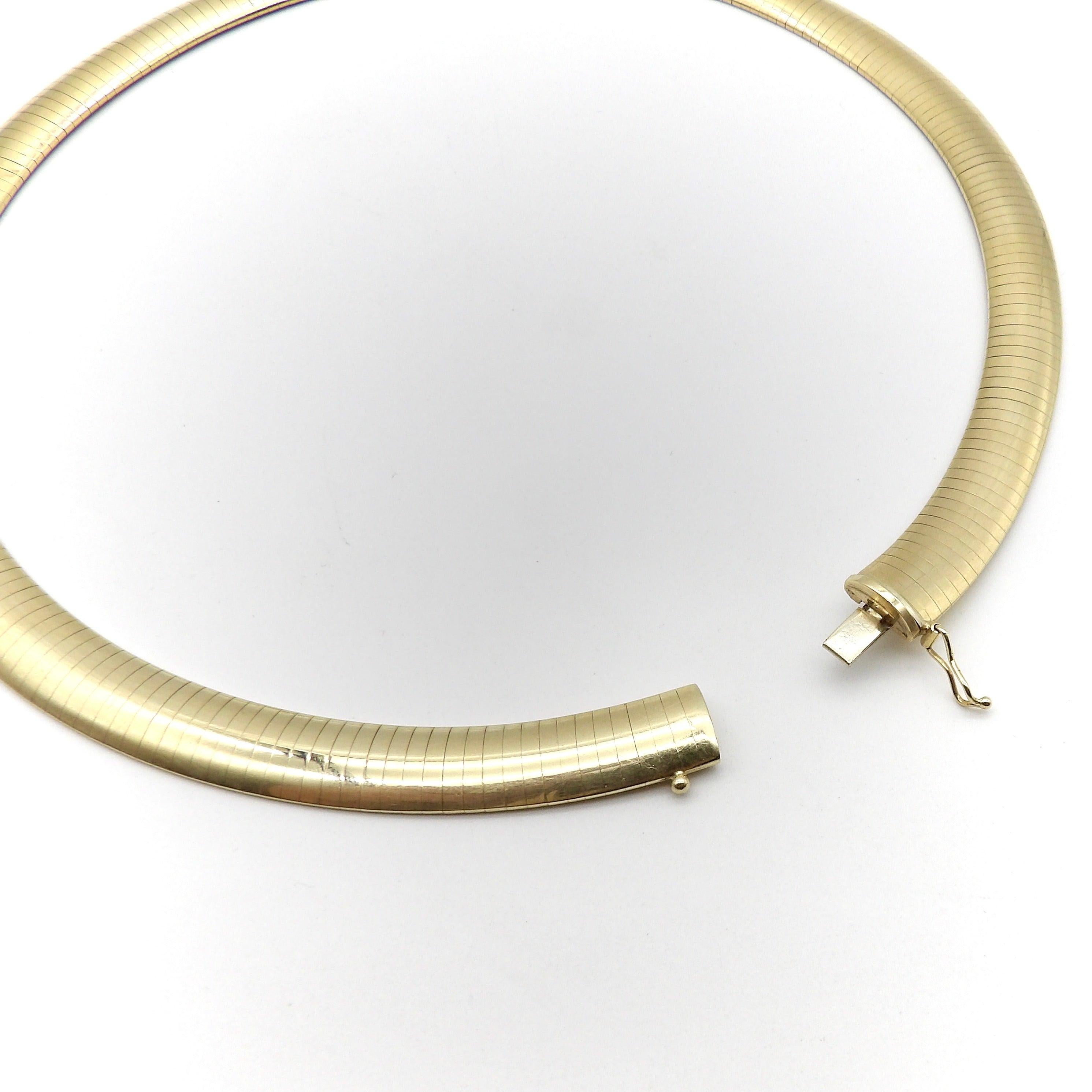 Moderne Vintage 14K Gold Wide Omega Necklace en vente