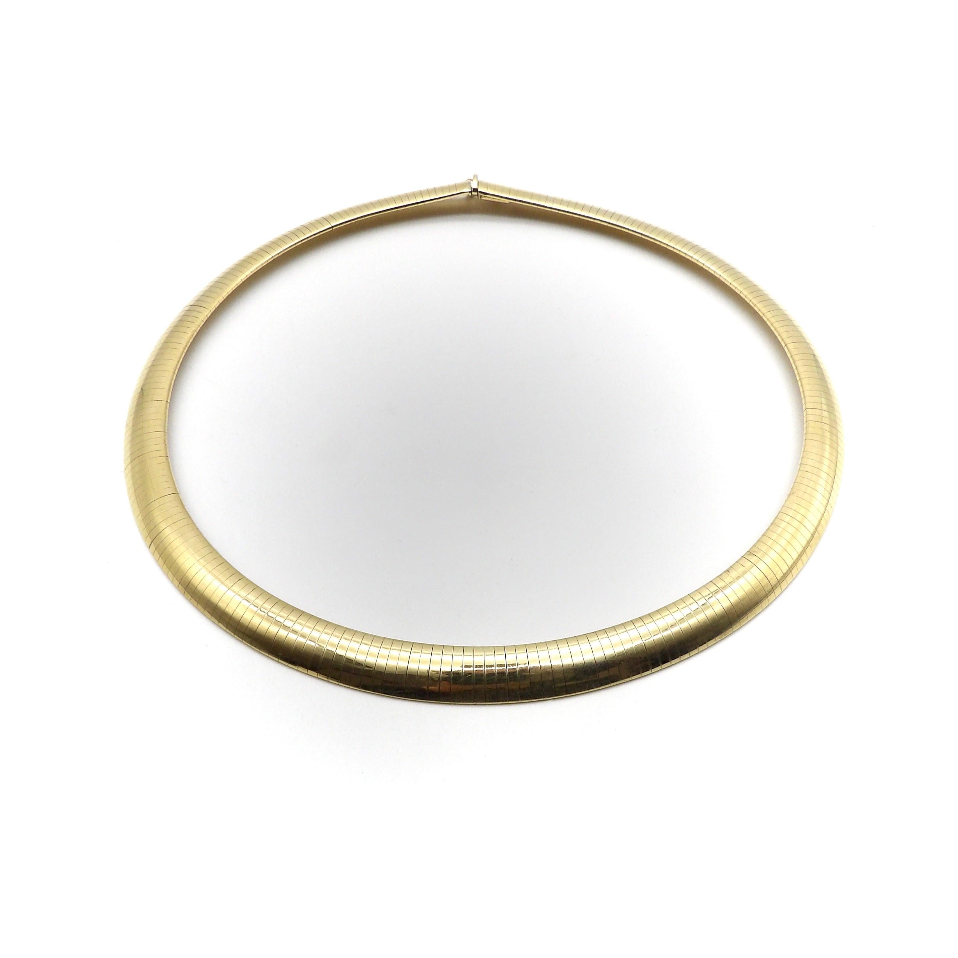 Vintage 14K Gold Wide Omega Necklace Unisexe en vente