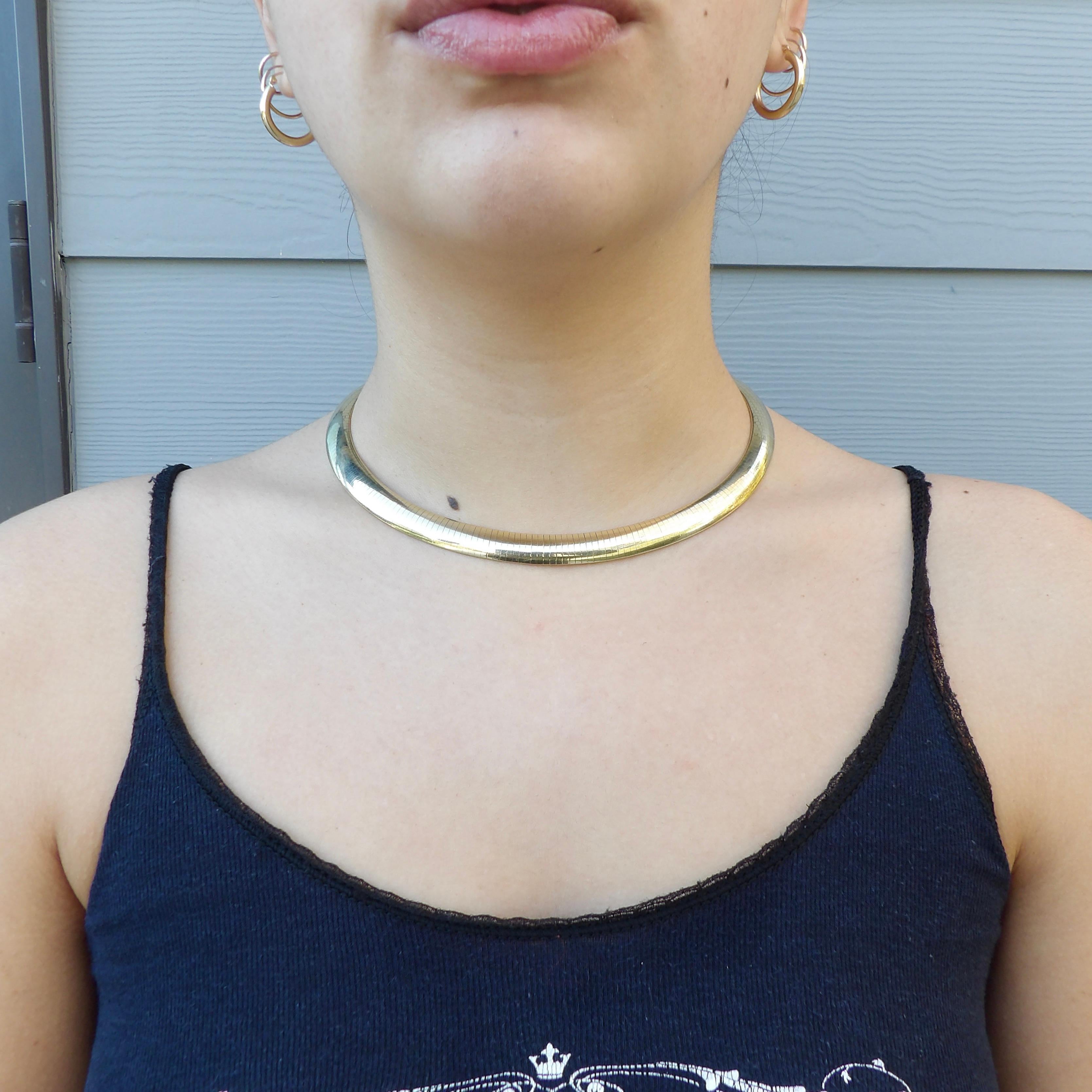 Vintage 14K Gold Wide Omega Necklace en vente 1
