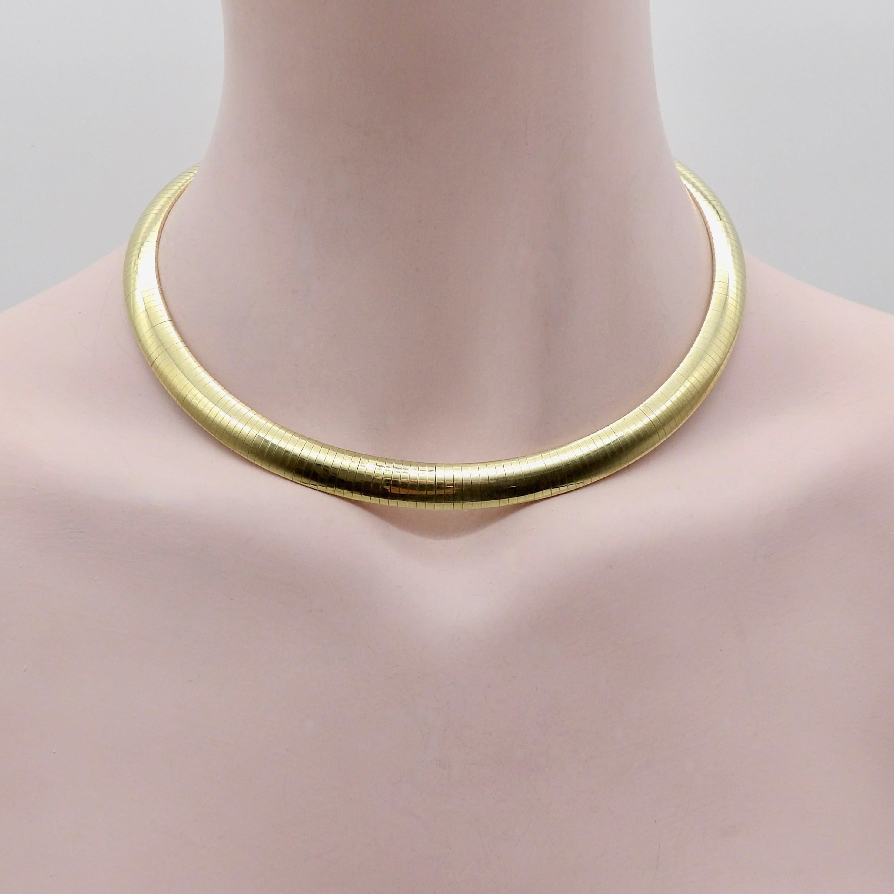 Vintage 14K Gold Wide Omega Necklace en vente 2