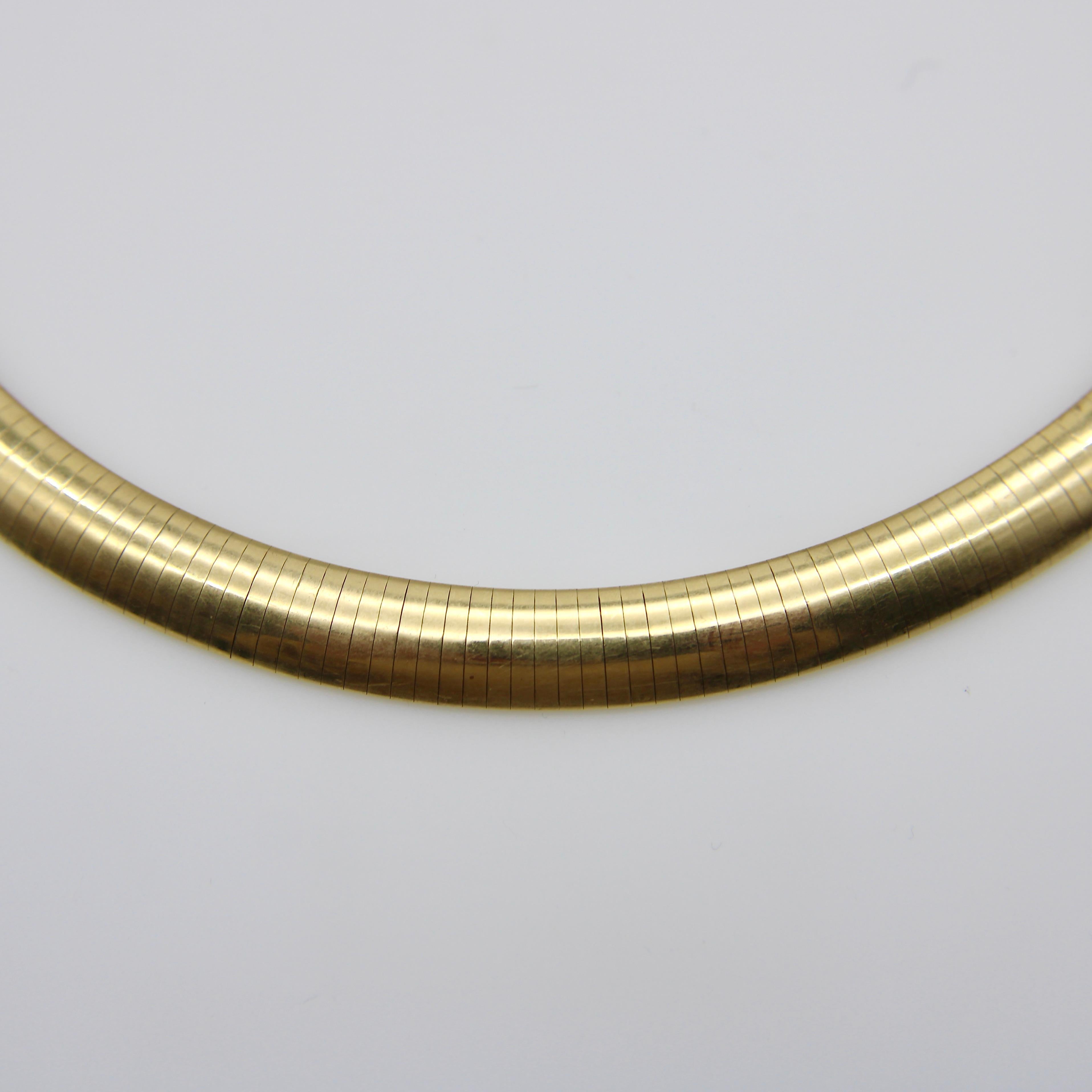 Vintage 14K Gold Wide Omega Necklace en vente 4