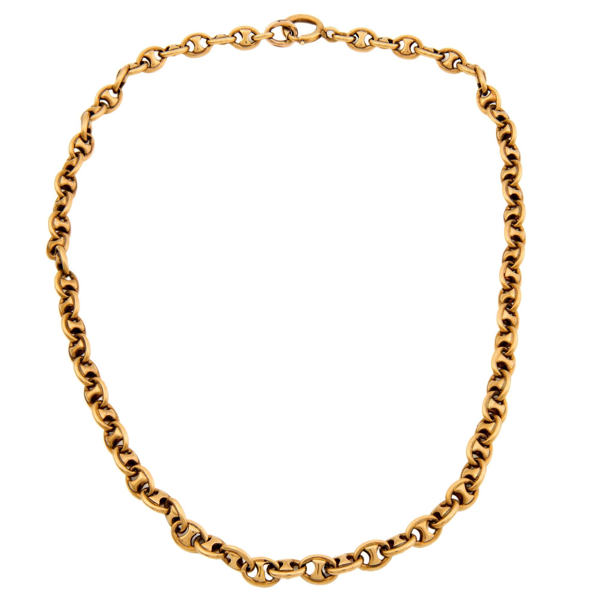 Questa dolcissima collana ha un design classico in stile Gucci, ma risale all'epoca Vintage (1950 circa)! Questa collana è realizzata in oro giallo 14k ed è composta da piccole maglie Marin (chiamate anche 