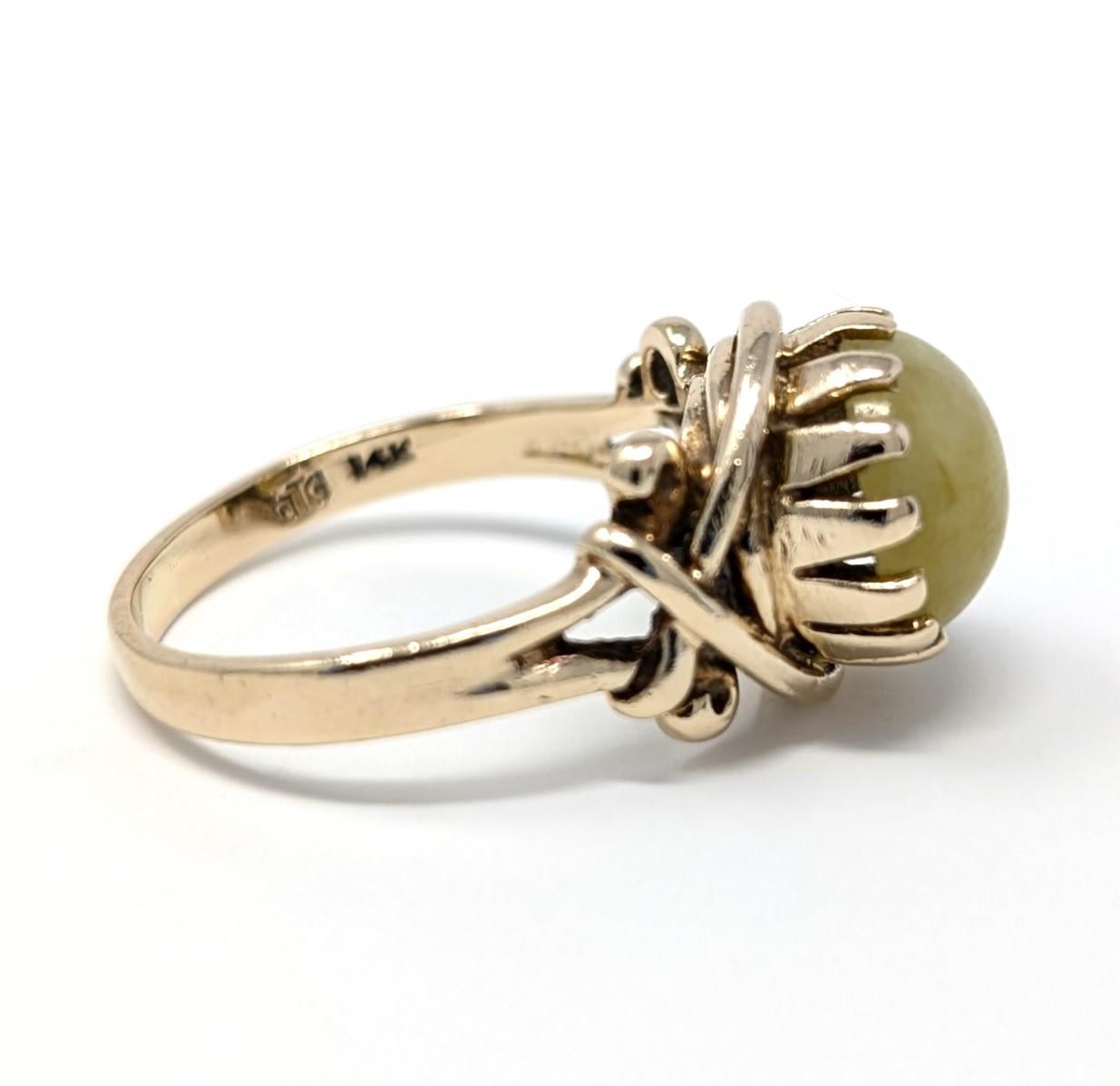 Vintage 14k Jade Ring Solid Yellow Gold Round Cabochon Signed JIG US Size 8 In Good Condition For Sale In Greer, SC
