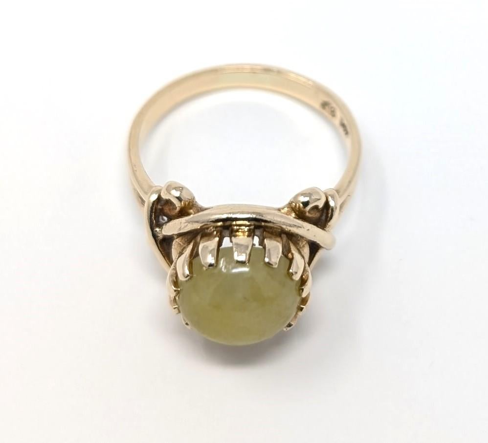 Vintage 14k Jade Ring Solid Yellow Gold Round Cabochon Signed JIG US Size 8 For Sale 1