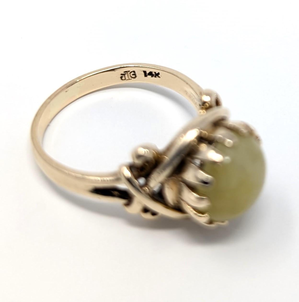 Vintage 14k Jade Ring Solid Yellow Gold Round Cabochon Signed JIG US Size 8 For Sale 2