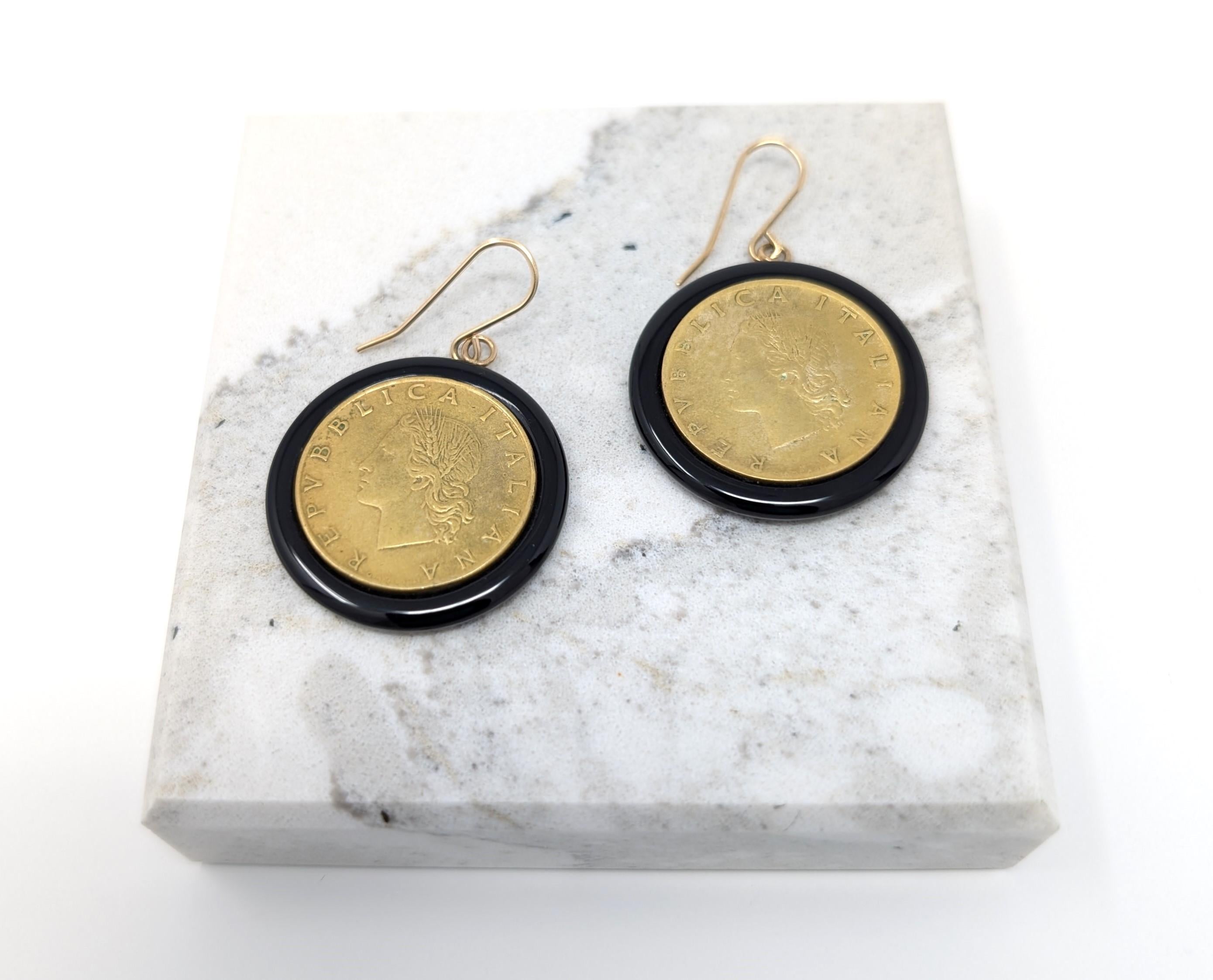 Auffällige Milor Italy Ohrringe mit einer italienischen Lira-Münze in glattem schwarzem Onyx, akzentuiert durch 14k massivem Gelbgold Ohrdrähten. Signiert 