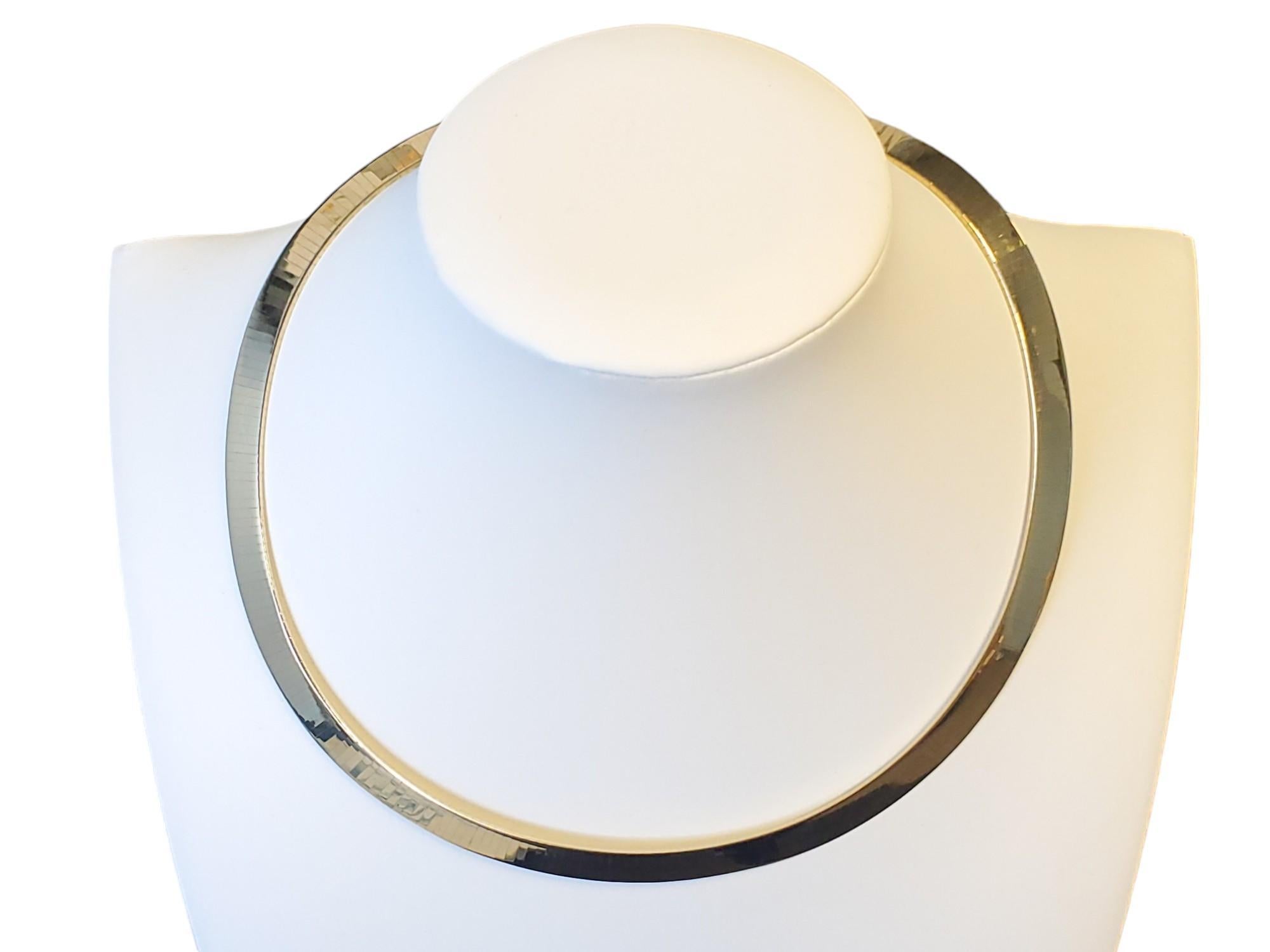 Améliorez votre collection de bijoux avec cet exquis collier Omega vintage en or jaune 14k. Fabriqué en Italie, ce collier de 8 mm de large mesure 16 pouces de long. Il est doté d'un fermoir à verrouillage sécurisé et d'une boucle déployante