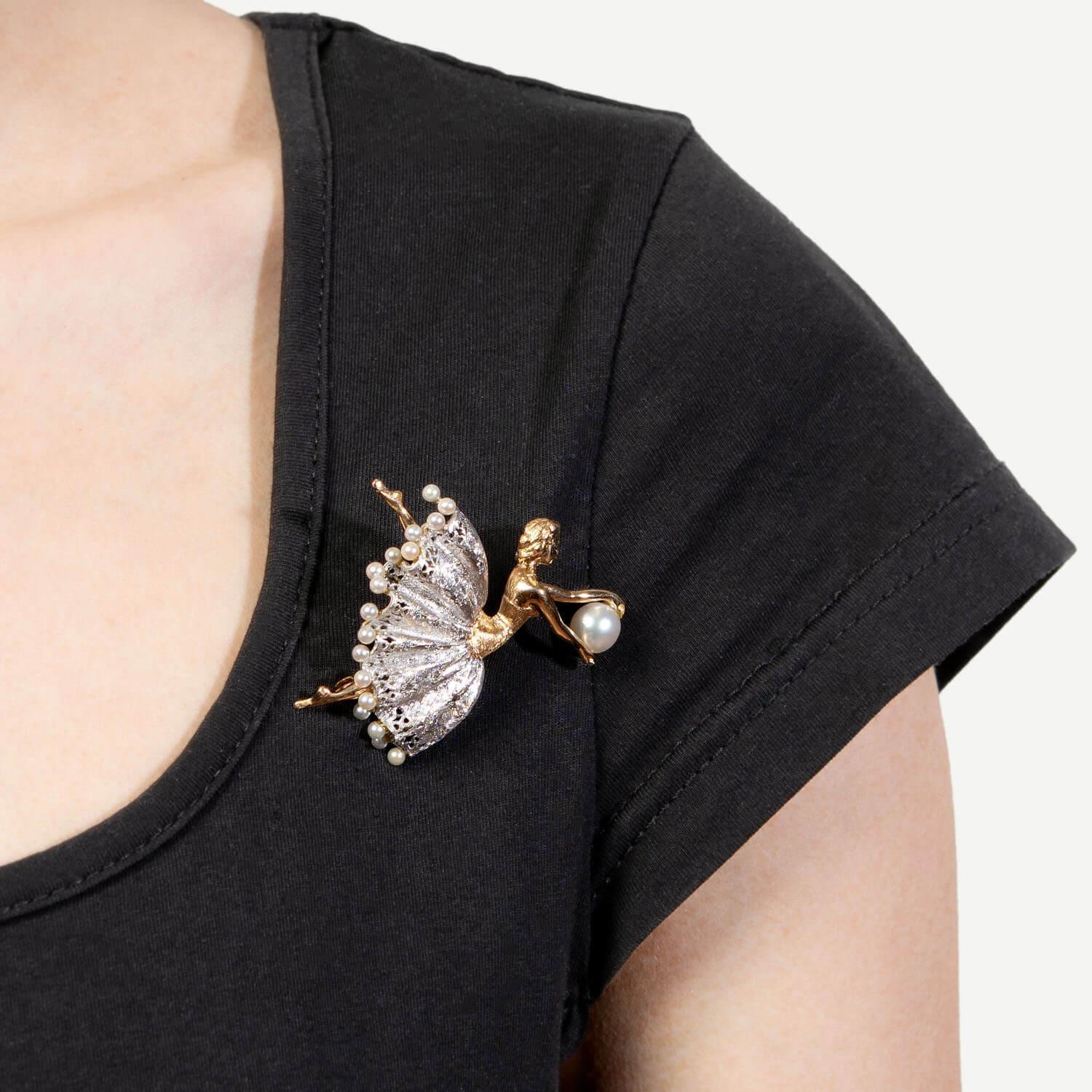 ¡Un impresionante broche dorado de bailarina de la época Vintage (ca1960s)! Este precioso alfiler de oro amarillo y blanco de 14 quilates representa a una grácil bailarina. El torso, la cabeza, los brazos y las piernas de la bailarina están