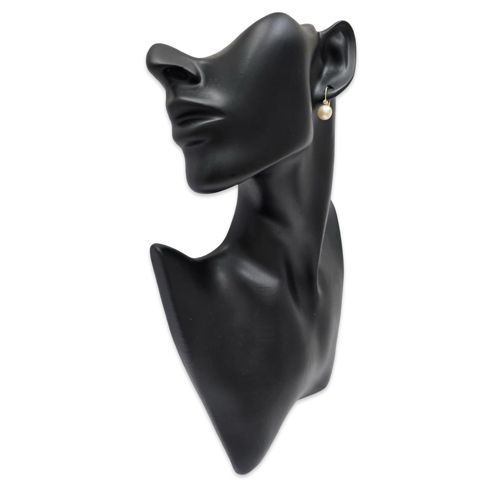 Un refinado par vintage elaborado en oro amarillo macizo de 14 quilates, estos elegantes pendientes gota presentan luminosas perlas cultivadas de 8,2 mm suspendidas de seguros ganchos de palanca. Cada pendiente está acentuado por un brillante