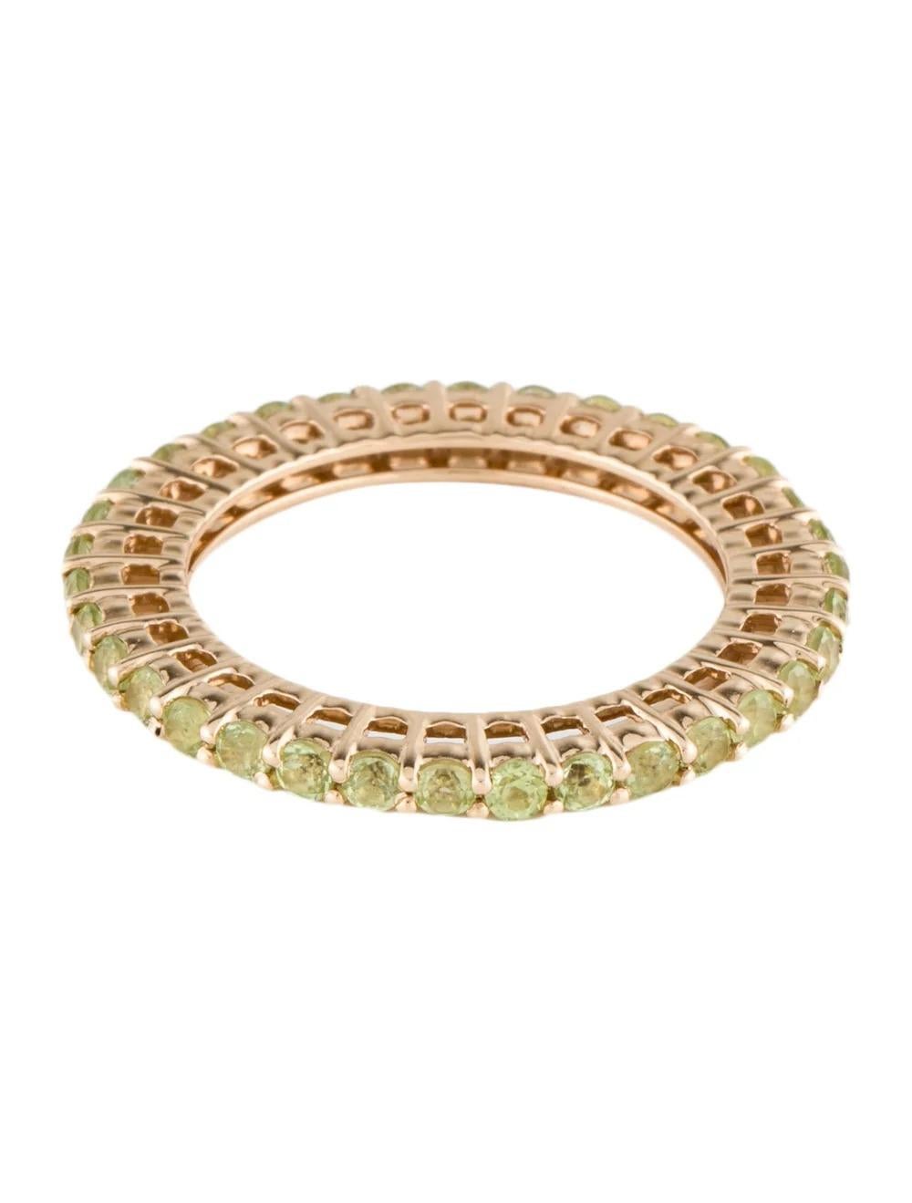 Taille ronde Vintage 14K Peridot Eternity Band Ring Size 7 - Classic Style & Timeless Beauty en vente