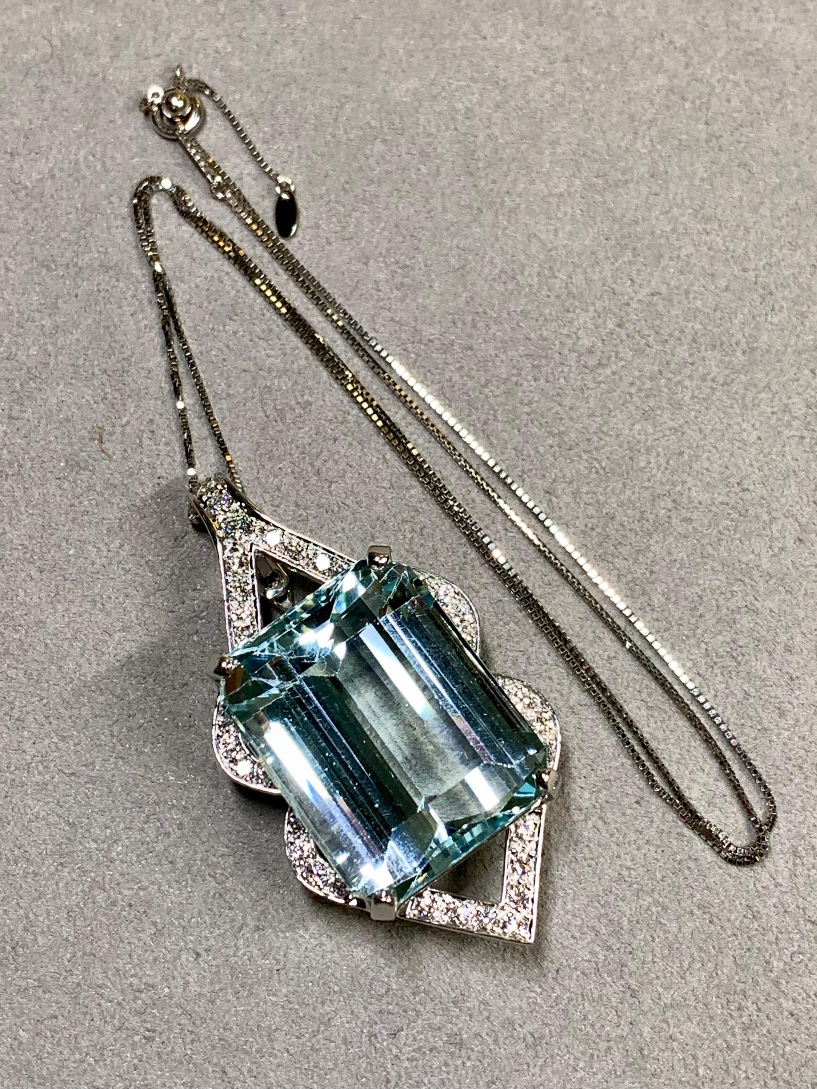 Dieser Anhänger aus 14 Karat Weißgold enthält einen natürlichen Aquamarin im Smaragdschliff mit einem Gewicht von ca. 40ct, umgeben von ca. 1ctw Diamanten der Farbe G-H (VS1-VS2). Sie hängt an einer Platinkette und kann auch als Verstärker über
